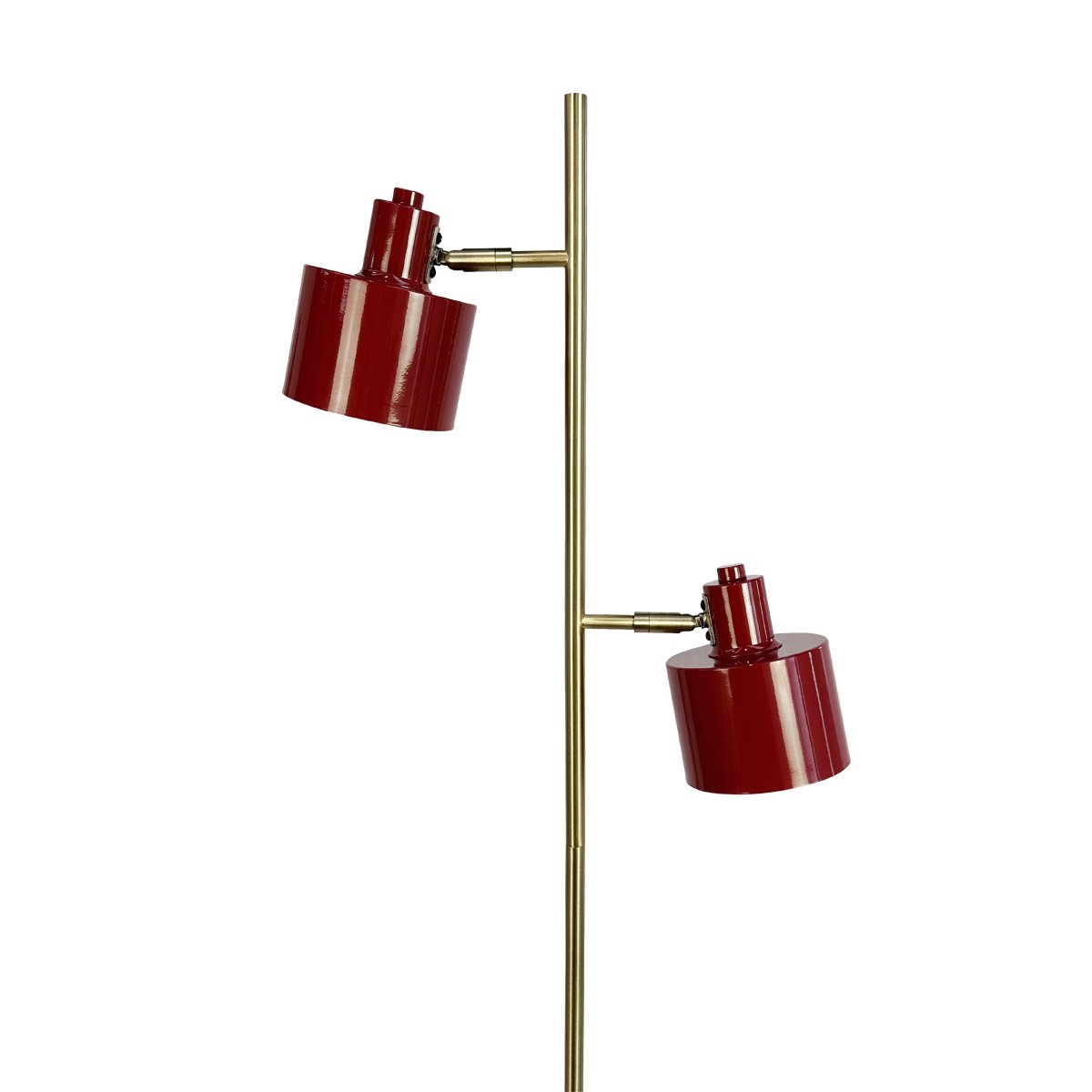 Ocean ROT stehlampe Von Dyberg Larsen - Den handpolerade m&auml;ssingsstommen kan luta upp och ner och ger varje lampa en unik f&auml;rgvariation.
