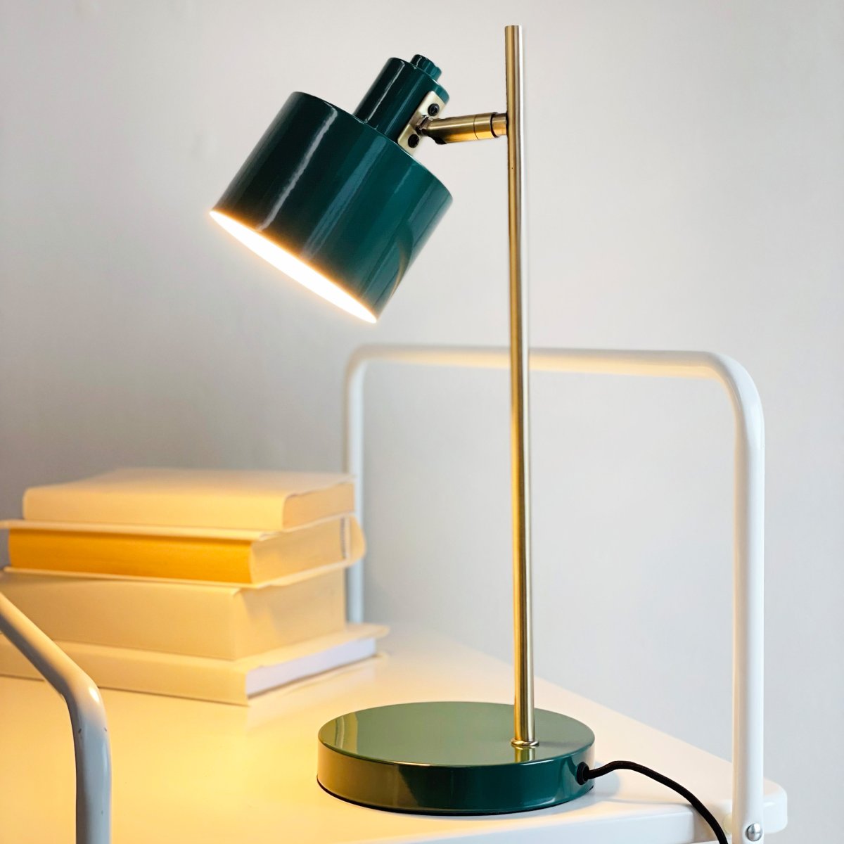 Ocean 43cm Grün schreibtischlampe Von Dyberg Larsen - Med sin retrostil och moderna inslag &auml;r den en stilfull inredningsdetalj som passar perfekt i sovrummet eller som indirekt ljusk&auml;lla i vardagsrummet.