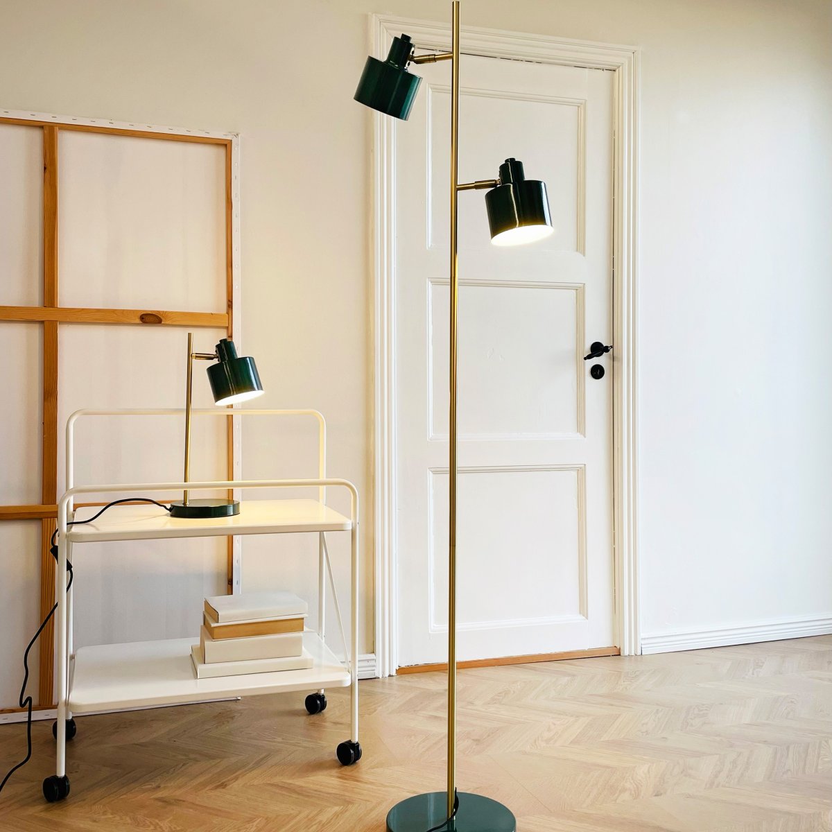 Ocean Grün stehlampe Von Dyberg Larsen - Den handpolerade m&auml;ssingsstommen kan luta upp och ner och ger varje lampa en unik f&auml;rgvariation.