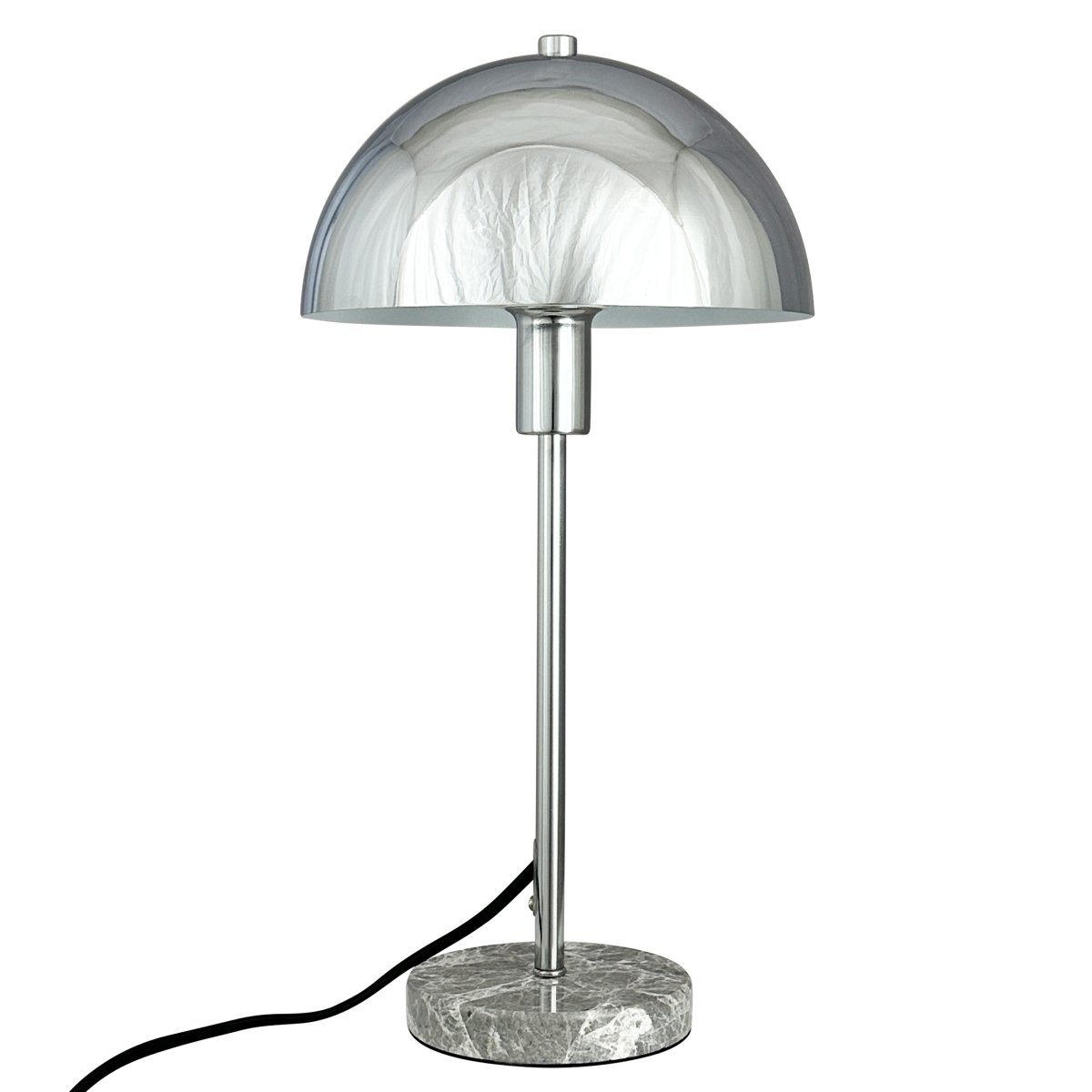 Stockholm 40cm Chrom tischlampe Von Dyberg Larsen - Den solida marmorfoten ger lampan ett exklusivt och tidl&ouml;st uttryck, medan den smala kromramen tillf&ouml;r en l&auml;tt och stilren k&auml;nsla.