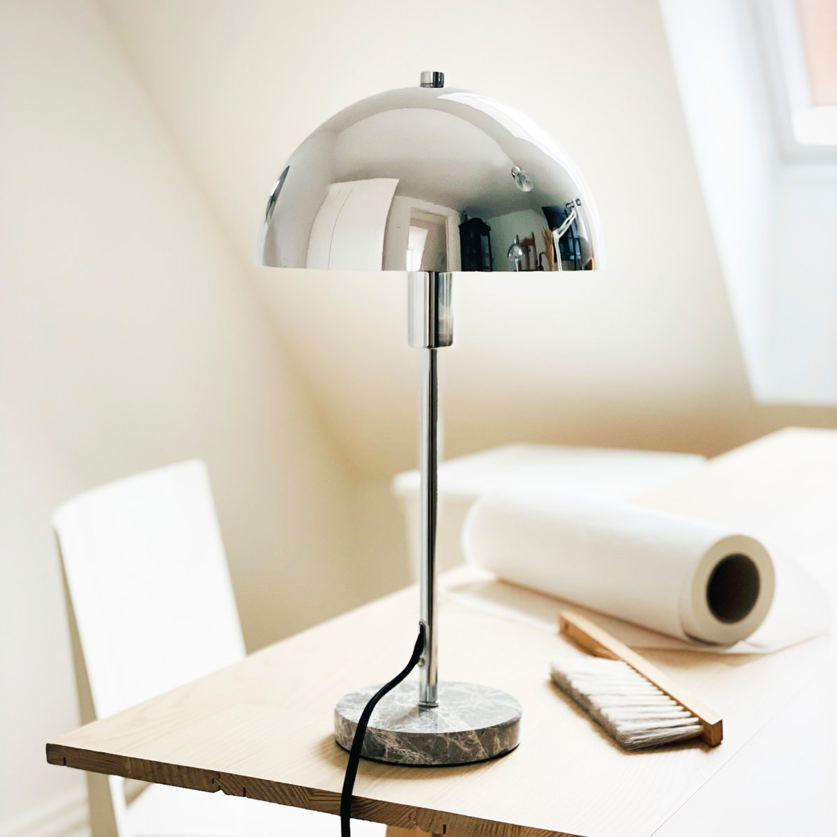 Stockholm 40cm Chrom tischlampe Von Dyberg Larsen - Den solida marmorfoten ger lampan ett exklusivt och tidl&ouml;st uttryck, medan den smala kromramen tillf&ouml;r en l&auml;tt och stilren k&auml;nsla.