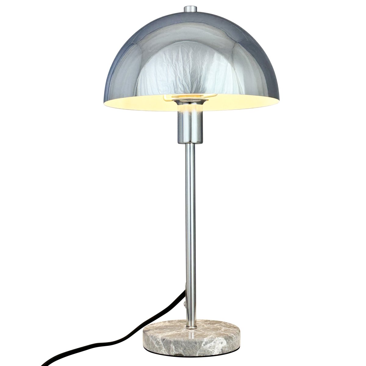 Stockholm 40cm Chrom tischlampe Von Dyberg Larsen - Den solida marmorfoten ger lampan ett exklusivt och tidl&ouml;st uttryck, medan den smala kromramen tillf&ouml;r en l&auml;tt och stilren k&auml;nsla.