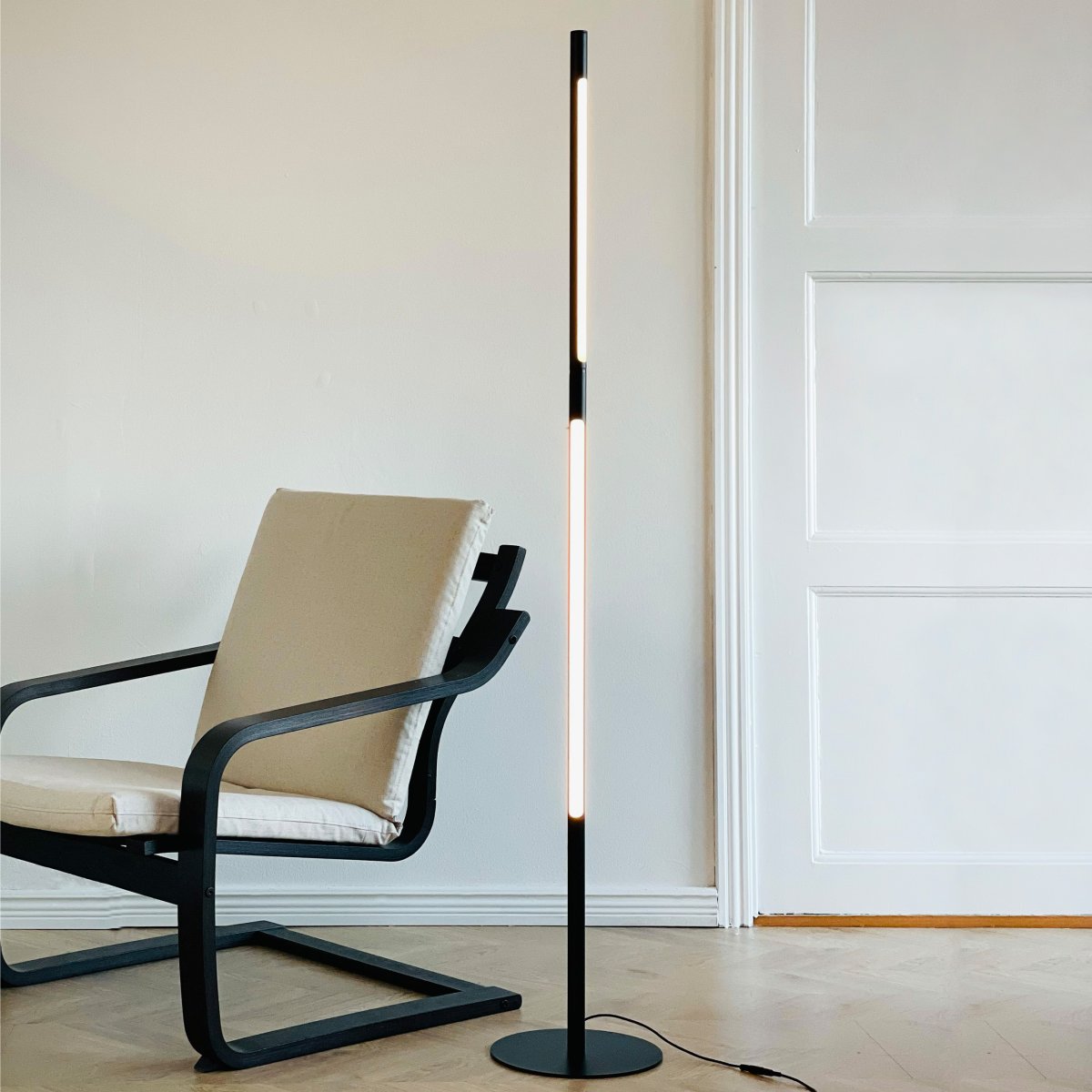 Vagner Schwarz stehlampe Von Dyberg Larsen - Lampan styrs enkelt med en touchfunktion p&aring; toppen, vilket ger en intuitiv och anv&auml;ndarv&auml;nlig upplevelse.
