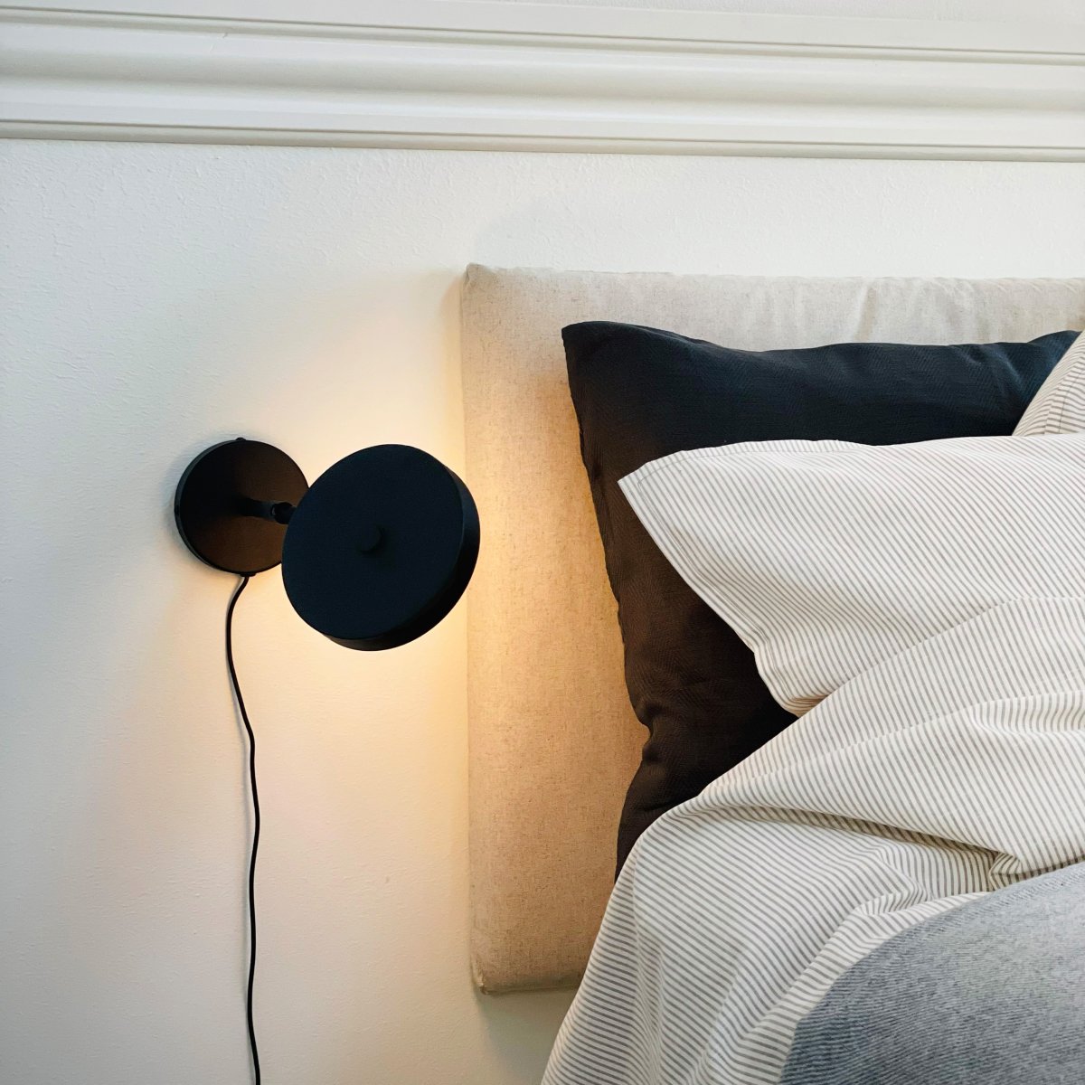 Starlight Schwarz leselampe Von Dyberg Larsen - En stilren och praktisk v&auml;gglampa &ndash; perfekt vid s&auml;ngen i sovrummet eller som st&auml;mningsbelysning i vardagsrummet eller hallen.