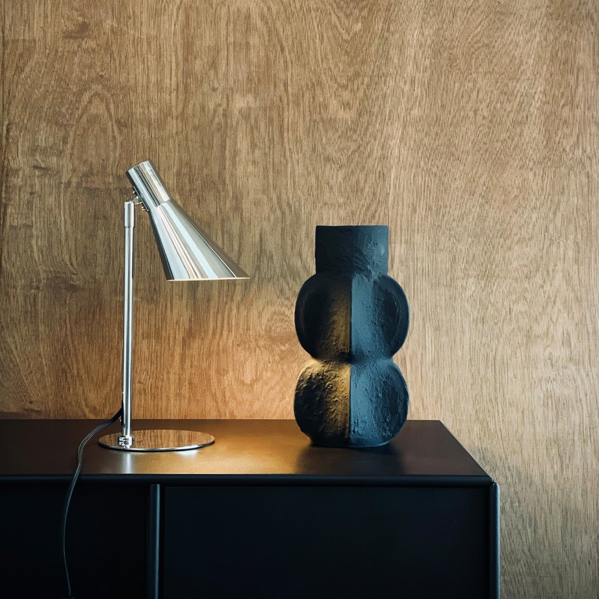DL12 Mini 40cm Chrom schreibtischlampe Von Dyberg Larsen - Ihr Schirm ist dreh- und neigbar, sodass Sie das Licht ganz einfach nach Bedarf ausrichten können.