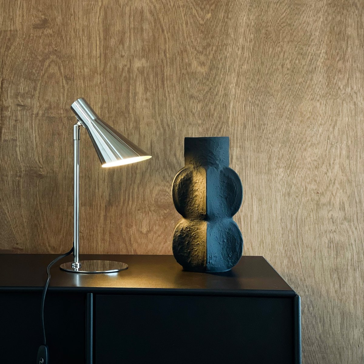 DL12 Mini 40cm Chrom schreibtischlampe Von Dyberg Larsen - Ihr Schirm ist dreh- und neigbar, sodass Sie das Licht ganz einfach nach Bedarf ausrichten können.