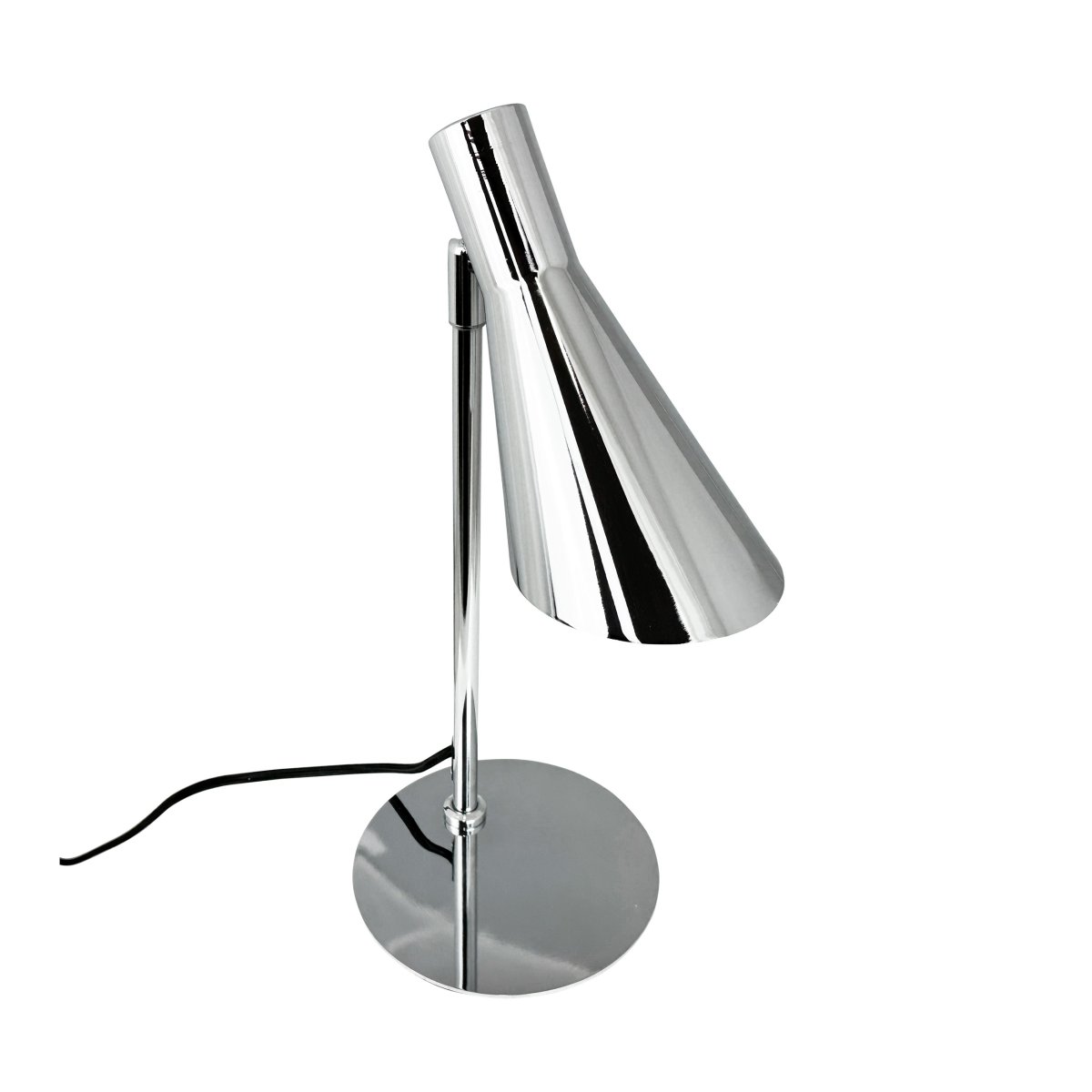 DL12 Mini 40cm Chrom schreibtischlampe Von Dyberg Larsen - Ihr Schirm ist dreh- und neigbar, sodass Sie das Licht ganz einfach nach Bedarf ausrichten können.