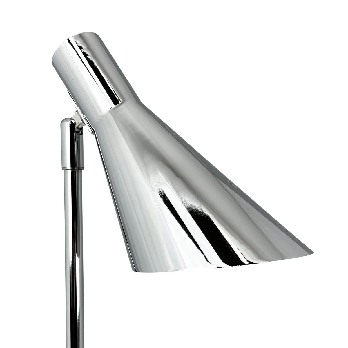 DL12 Mini 40cm Chrom schreibtischlampe Von Dyberg Larsen - Ihr Schirm ist dreh- und neigbar, sodass Sie das Licht ganz einfach nach Bedarf ausrichten können.