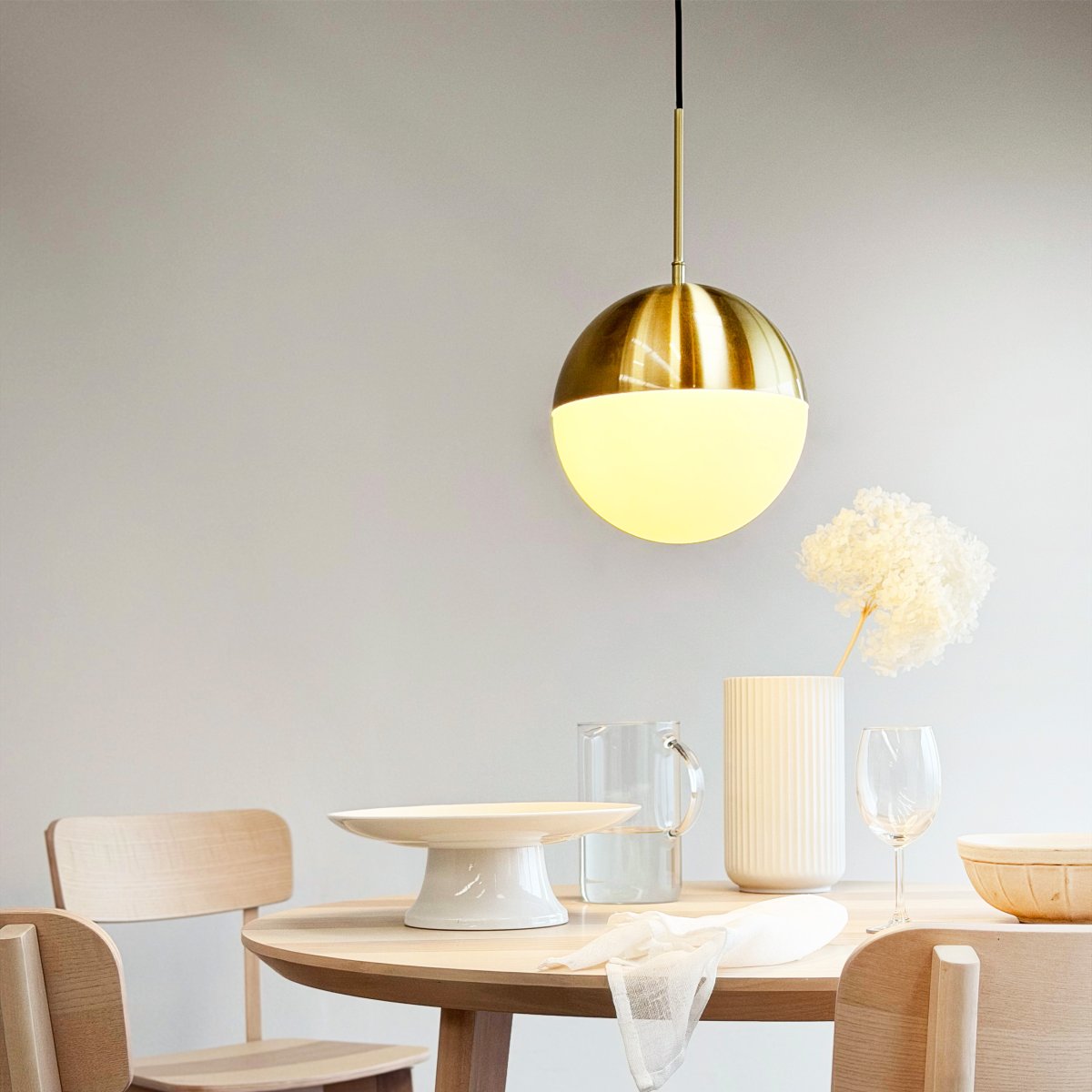 Nova Ø25 Messing hängelampe Von Dyberg Larsen - Die runde Leuchte mit ihrer kuppelf&ouml;rmigen Oberseite aus Messing und der Unterseite aus Opalglas sorgt f&uuml;r ein sanftes und angenehmes Licht.