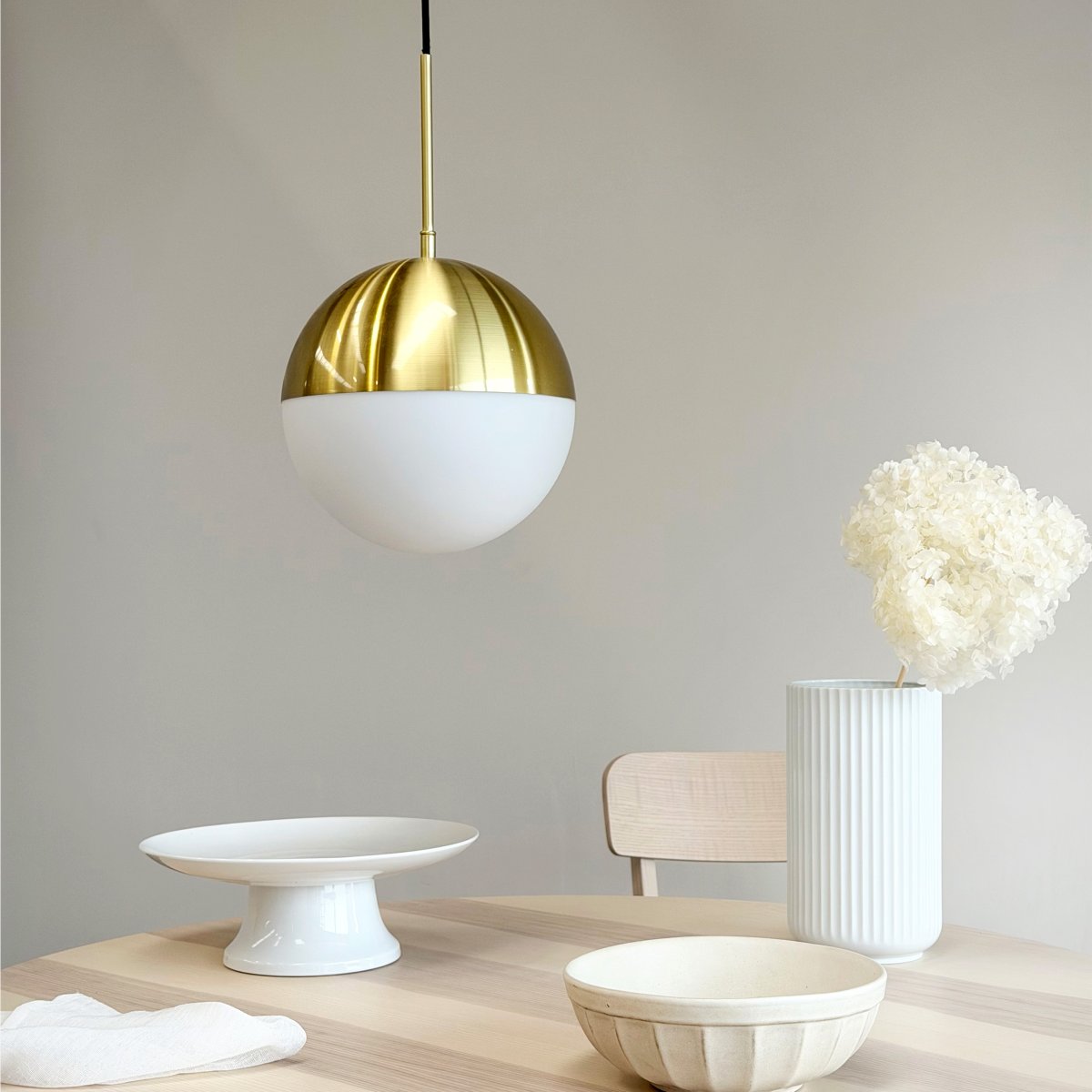 Nova Ø25 Messing hängelampe Von Dyberg Larsen - Die runde Leuchte mit ihrer kuppelf&ouml;rmigen Oberseite aus Messing und der Unterseite aus Opalglas sorgt f&uuml;r ein sanftes und angenehmes Licht.