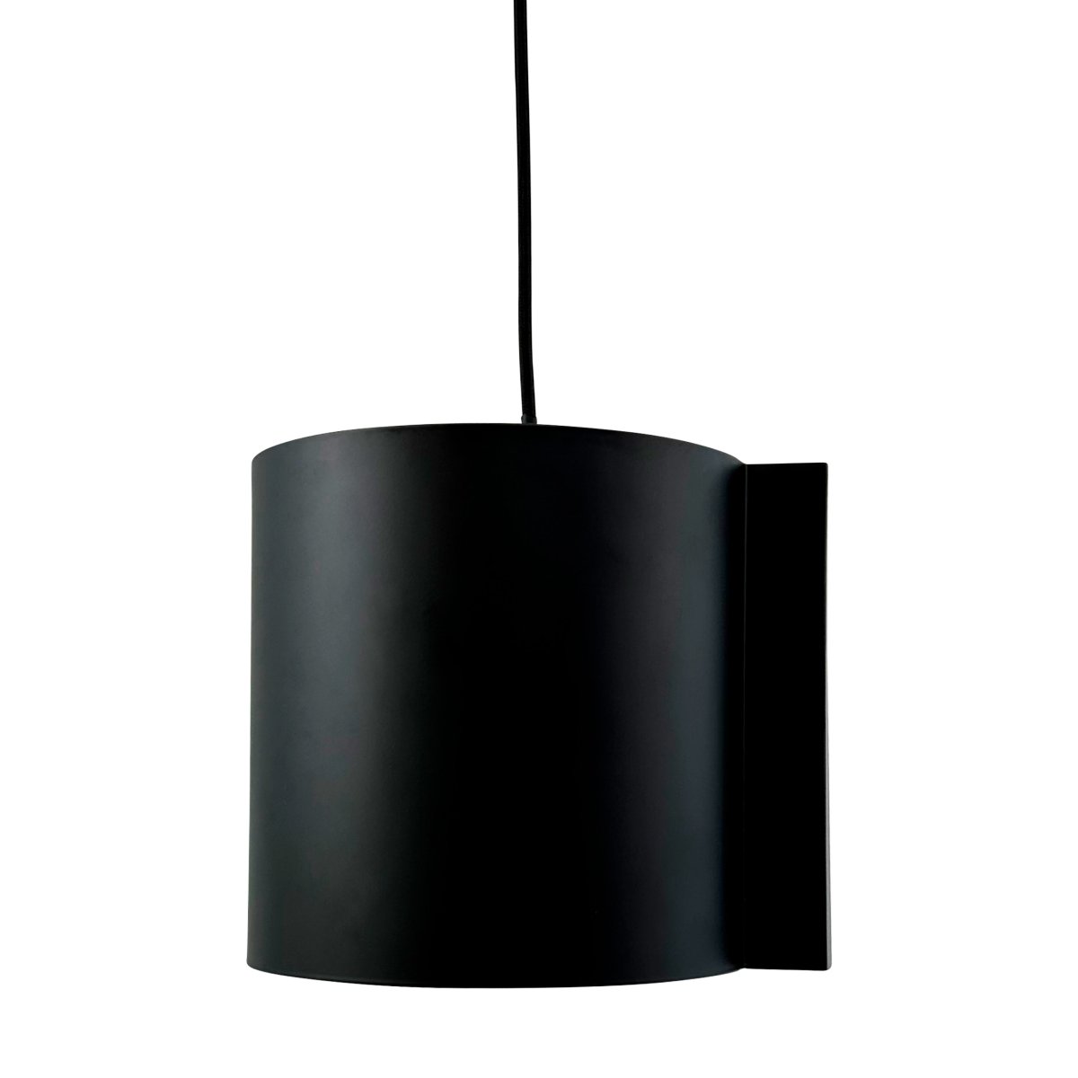 Wum Ø18 Schwarz hängelampe Von Dyberg Larsen - Tillverkad i metall med en mattsvart finish och en 2 meter l&aring;ng svart tygsladd, &auml;r Wum en perfekt balans mellan funktion och design.