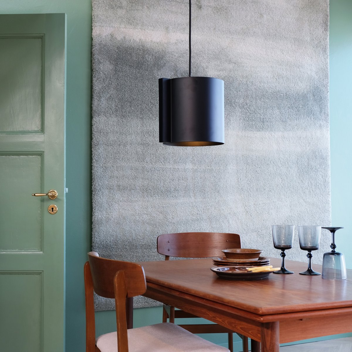 Wum Ø23 Schwarz hängelampe Von Dyberg Larsen - Tillverkad i metall med en mattsvart finish och en 2 meter l&aring;ng svart tygsladd, &auml;r Wum en perfekt balans mellan funktion och design.