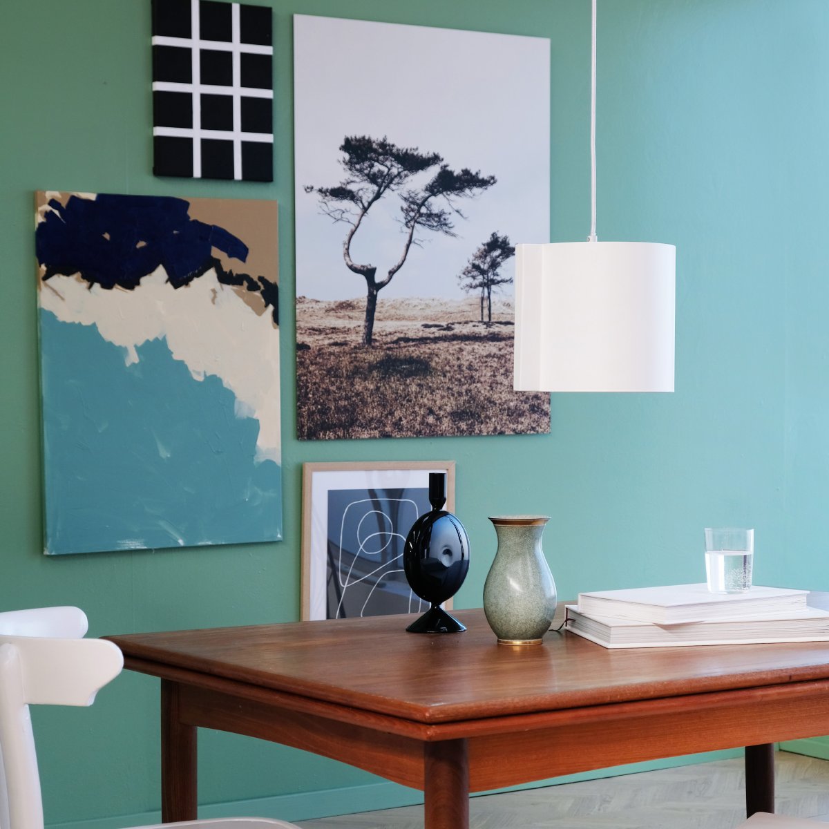 Wum Ø23 Weiß hängelampe Von Dyberg Larsen - Tillverkad i metall med en varmvit finish och en 2 meter l&aring;ng vit tygsladd, &auml;r Wum en perfekt balans mellan funktion och design.