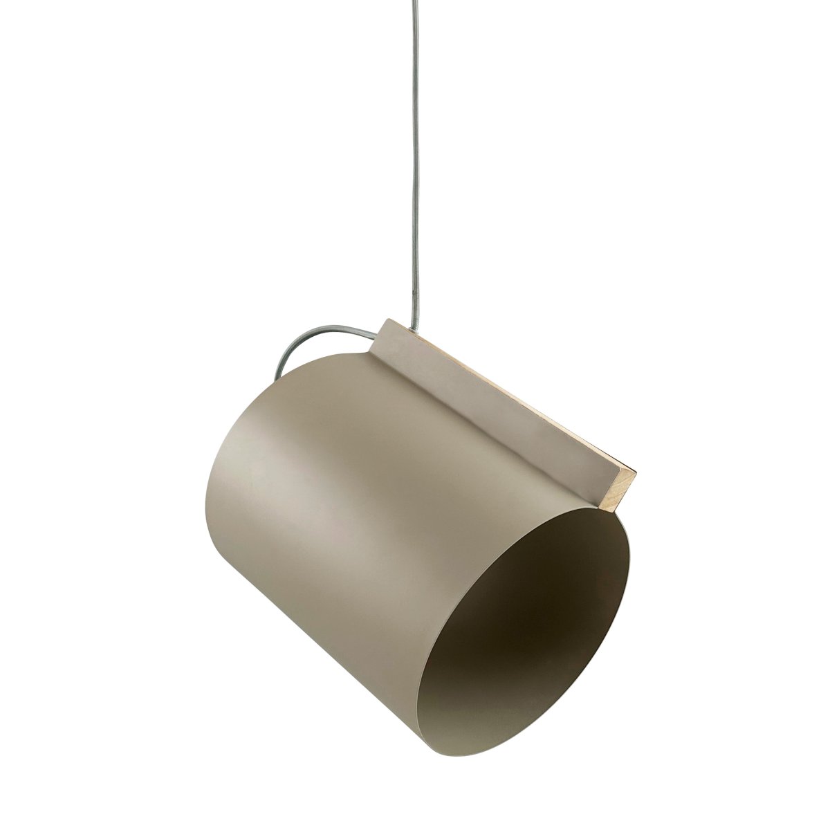 Wum Ø23 Mattgrau hängelampe Von Dyberg Larsen - Tillverkad i metall med en mattgr&aring; finish och en 2 meter l&aring;ng gr&aring; tygsladd, &auml;r Wum en perfekt balans mellan funktion och design.