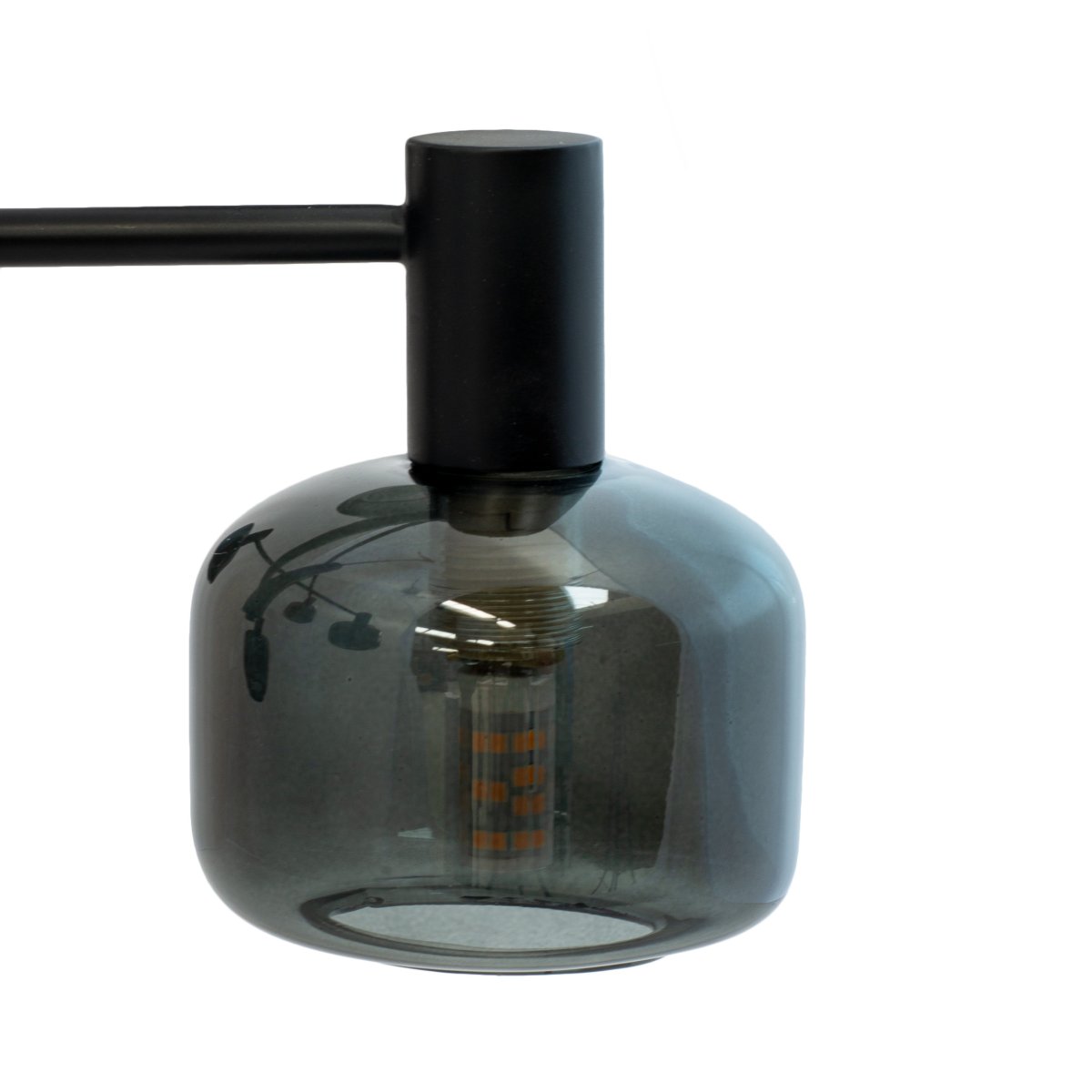 Arp Ø50 Schwarz hängelampe Von Dyberg Larsen - Erschaffen Sie die perfekte Balance zwischen Form und Funktion mit dem Arp-Kronleuchter, der über 6 wunderschöne Glasschirme aus Rauchglas und eine elegante schwarze Aufhängung verfügt.