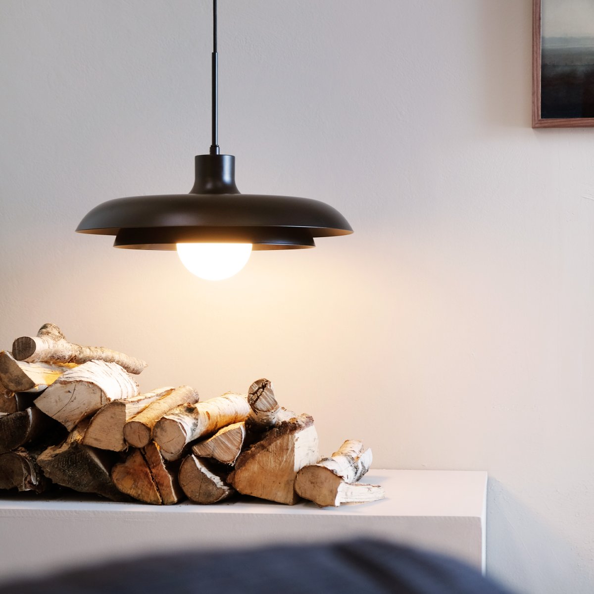 Ava Ø44 Schwarz hängelampe Von Dyberg Larsen - Mit seinem einzigartigen Stil ist diese Pendelleuchte die perfekte Wahl, um jedem Raum in Ihrem Zuhause Licht und Eleganz zu verleihen.