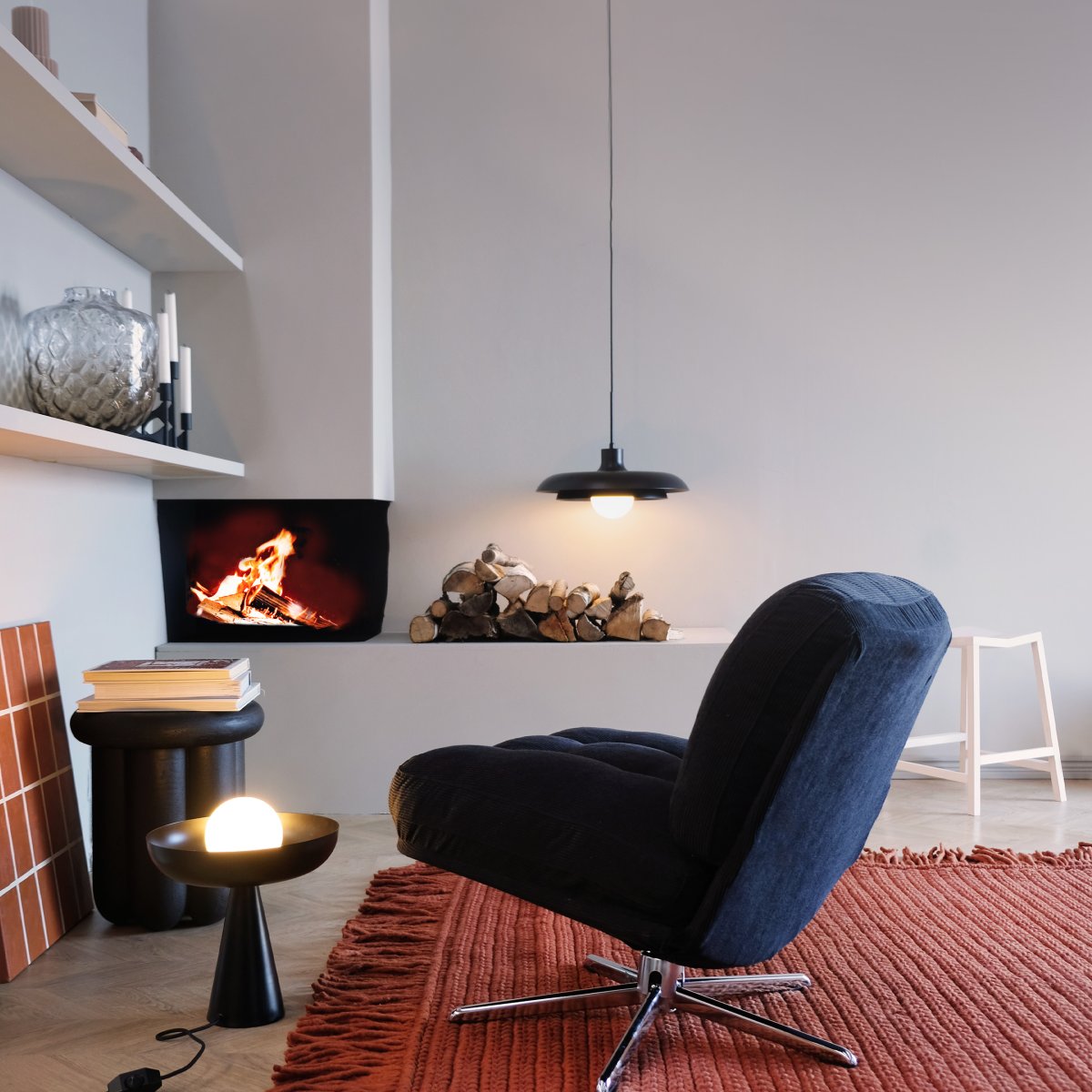 Ava Ø44 Schwarz hängelampe Von Dyberg Larsen - Mit seinem einzigartigen Stil ist diese Pendelleuchte die perfekte Wahl, um jedem Raum in Ihrem Zuhause Licht und Eleganz zu verleihen.