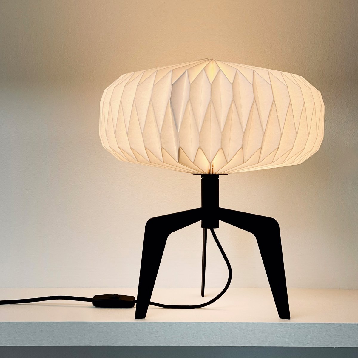Ventnor 34cm Schwarz tischlampe Von Dyberg Larsen - Die Lampe ist so konzipiert, dass sie in Ihrem Zuhause ein sanftes und gemütliches Licht verbreitet.