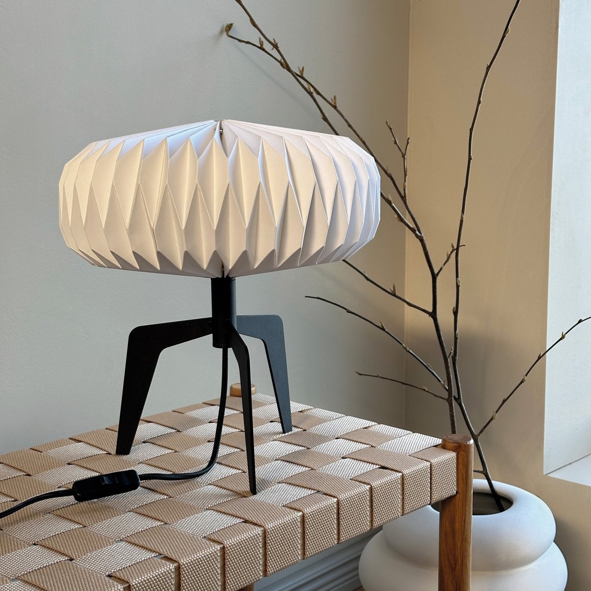 Ventnor 34cm Schwarz tischlampe Von Dyberg Larsen - Die Lampe ist so konzipiert, dass sie in Ihrem Zuhause ein sanftes und gemütliches Licht verbreitet.