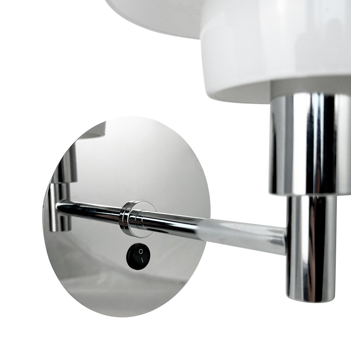 Morph Ø20 Chrom wandlampe Von Dyberg Larsen - Diese Lampe verströmt einen klassischen und schönen nordischen Stil und passt mit ihrem zeitlosen Design perfekt in Wohnzimmer, Schlafzimmer und Büros.