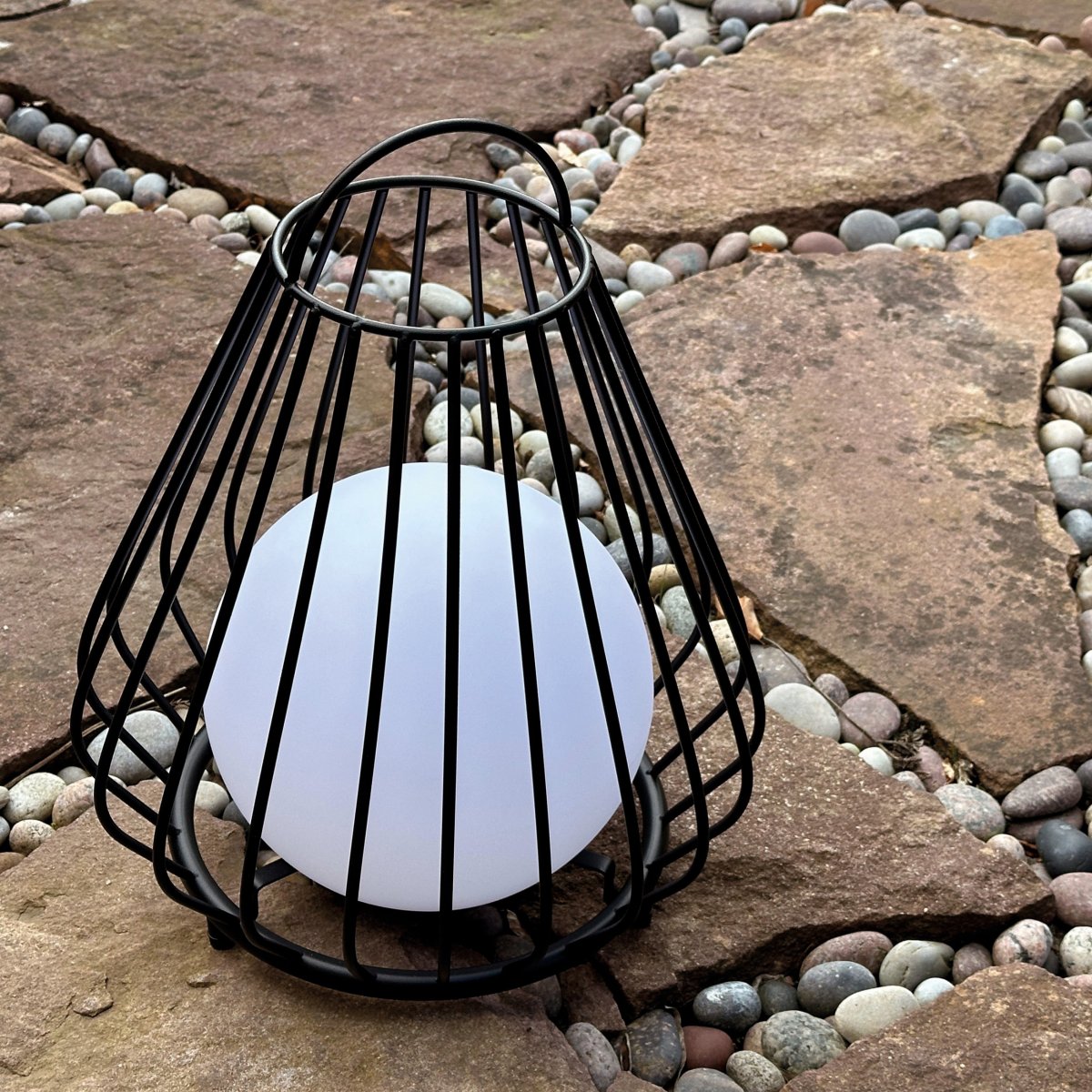 Evesham 38cm Schwarz tragbare Von Dyberg Larsen - Den stiliga svarta f&auml;rgen ger ett naturligt och i&ouml;gonfallande inslag i utomhusmilj&ouml;n och bidrar till en inbjudande atmosf&auml;r p&aring; kv&auml;llen.