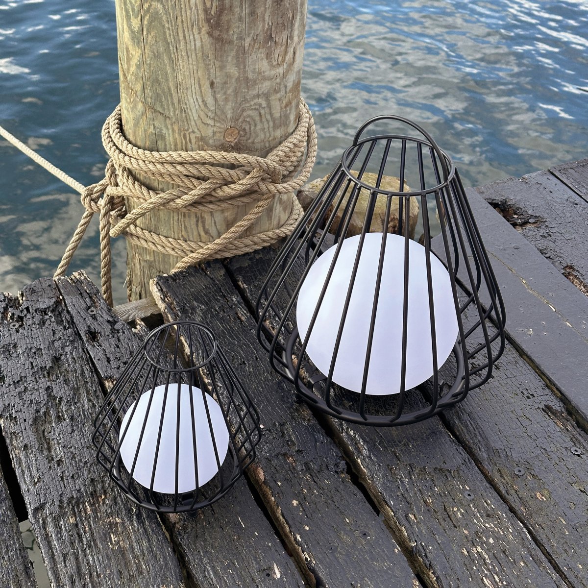 Evesham 38cm Schwarz tragbare Von Dyberg Larsen - Den stiliga svarta f&auml;rgen ger ett naturligt och i&ouml;gonfallande inslag i utomhusmilj&ouml;n och bidrar till en inbjudande atmosf&auml;r p&aring; kv&auml;llen.