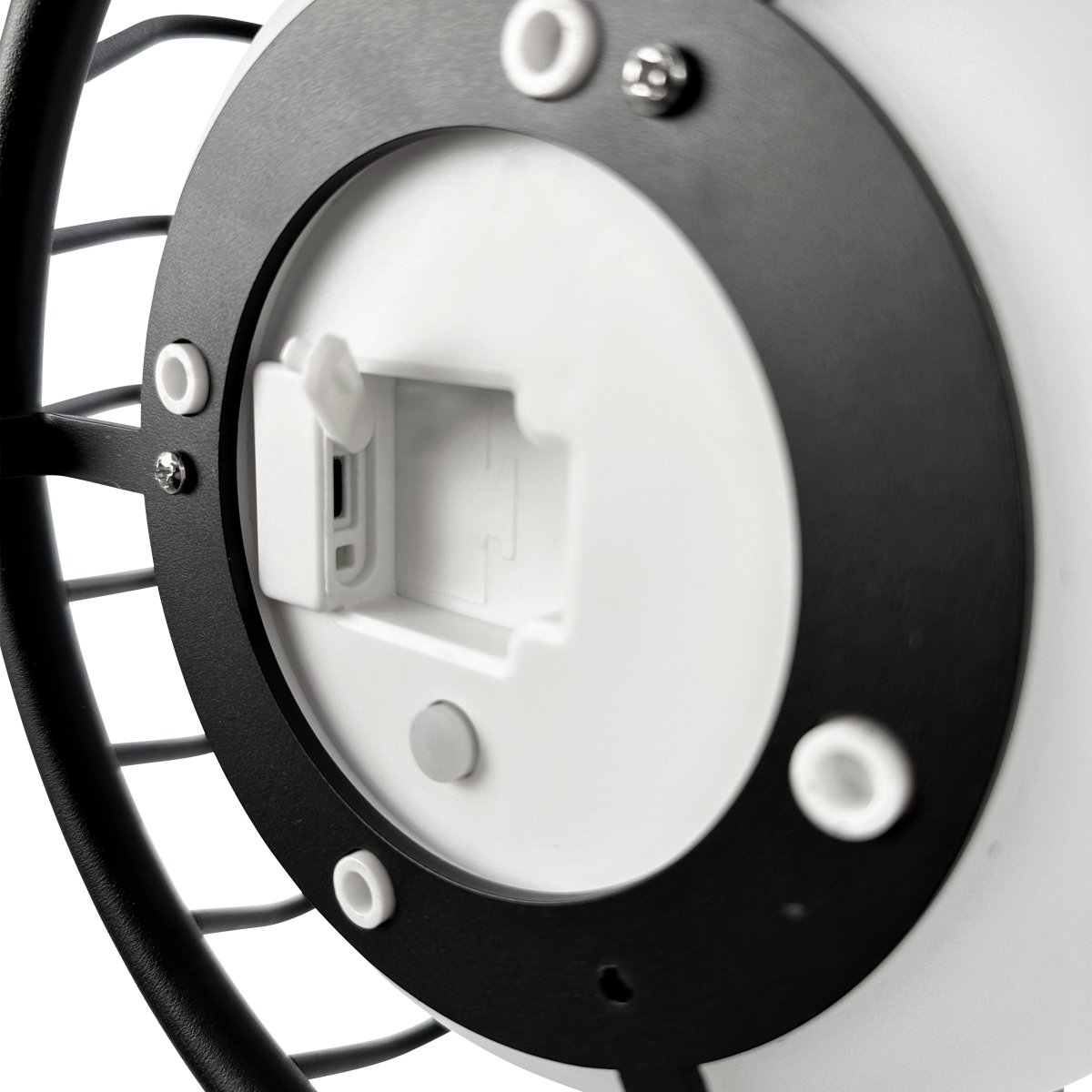 Evesham 48cm Schwarz tragbare Von Dyberg Larsen - Den stiliga svarta f&auml;rgen ger ett naturligt och i&ouml;gonfallande inslag i utomhusmilj&ouml;n och bidrar till en inbjudande atmosf&auml;r p&aring; kv&auml;llen.