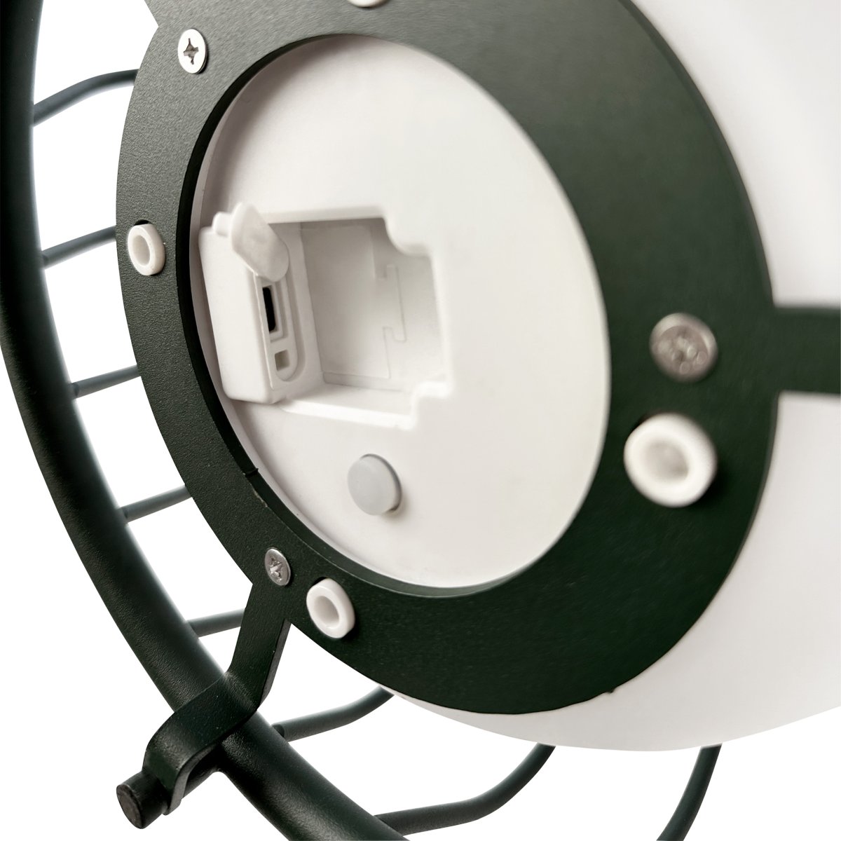 Evesham 48cm Grün tragbare Von Dyberg Larsen - Den stiliga gr&ouml;na f&auml;rgen ger ett naturligt och i&ouml;gonfallande inslag i utomhusmilj&ouml;n och bidrar till en inbjudande atmosf&auml;r p&aring; kv&auml;llen.