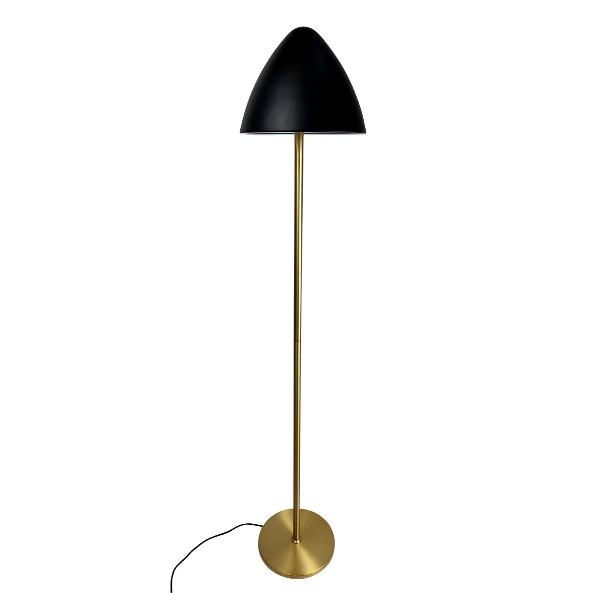 Oulu Messing stehlampe Von Dyberg Larsen - Die Stehlampe OULU in Schwarz mit Messingdetails verleiht Ihrem Zuhause eine moderne und elegante Note.