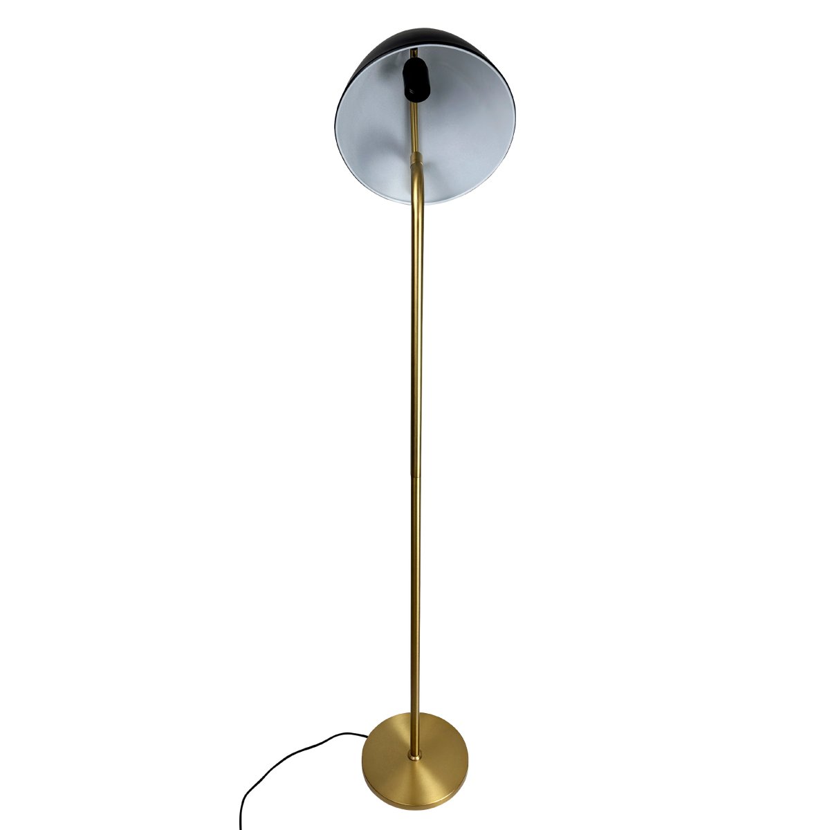 Oulu Messing stehlampe Von Dyberg Larsen - Die Stehlampe OULU in Schwarz mit Messingdetails verleiht Ihrem Zuhause eine moderne und elegante Note.