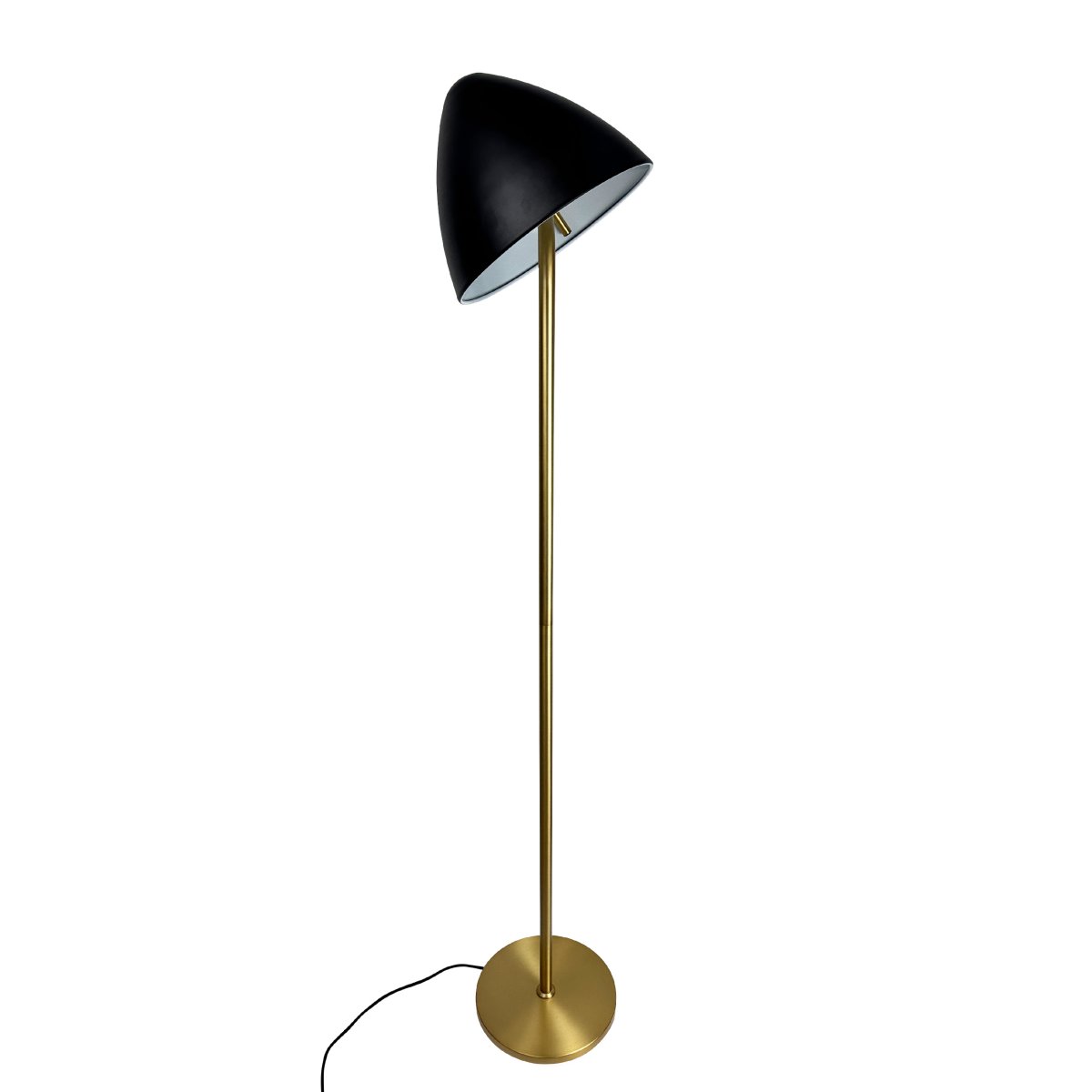 Oulu Messing stehlampe Von Dyberg Larsen - Die Stehlampe OULU in Schwarz mit Messingdetails verleiht Ihrem Zuhause eine moderne und elegante Note.