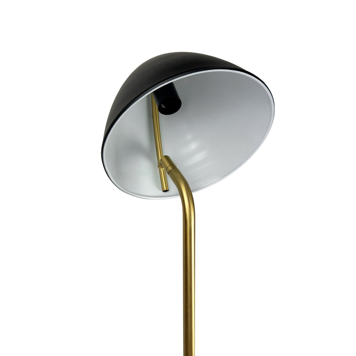 Oulu Messing stehlampe Von Dyberg Larsen - Die Stehlampe OULU in Schwarz mit Messingdetails verleiht Ihrem Zuhause eine moderne und elegante Note.