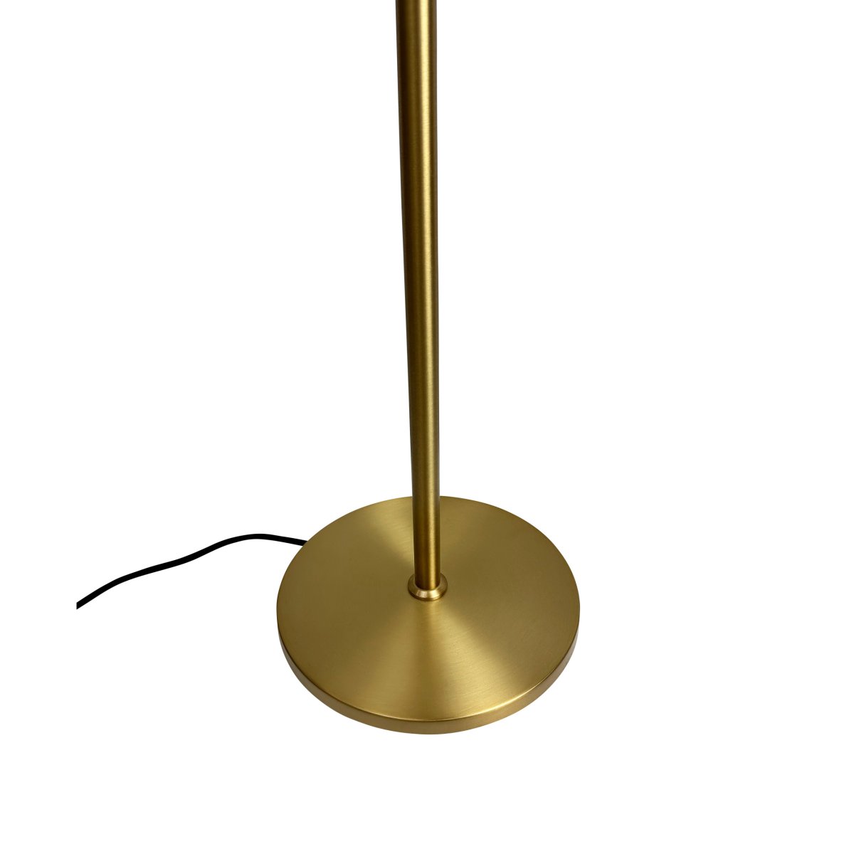 Oulu Messing stehlampe Von Dyberg Larsen - Die Stehlampe OULU in Schwarz mit Messingdetails verleiht Ihrem Zuhause eine moderne und elegante Note.