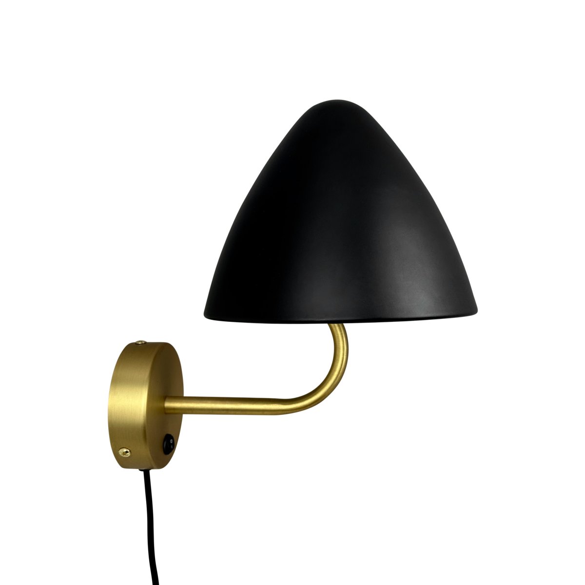 Oulu Ø20 Messing wandlampe Von Dyberg Larsen - Der Kontrast zwischen der tiefschwarzen Farbe und den eleganten Messingdetails erzeugt einen eleganten Ausdruck.