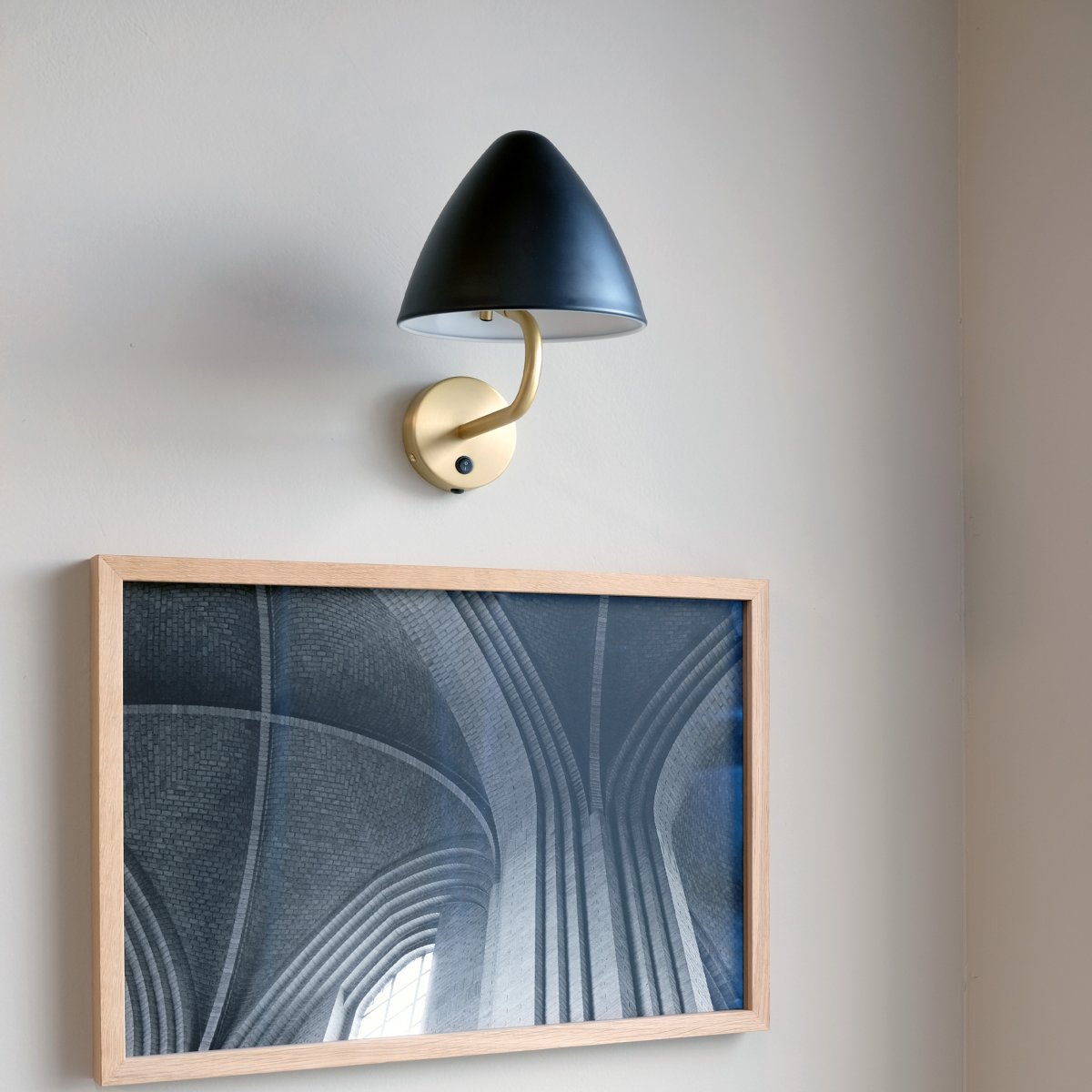 Oulu Ø20 Messing wandlampe Von Dyberg Larsen - Der Kontrast zwischen der tiefschwarzen Farbe und den eleganten Messingdetails erzeugt einen eleganten Ausdruck.