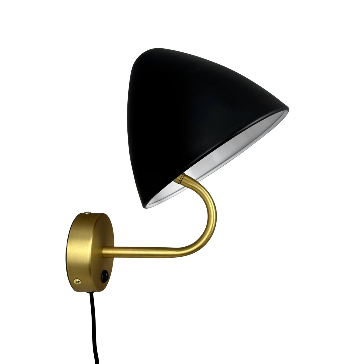Oulu Ø20 Messing wandlampe Von Dyberg Larsen - Der Kontrast zwischen der tiefschwarzen Farbe und den eleganten Messingdetails erzeugt einen eleganten Ausdruck.