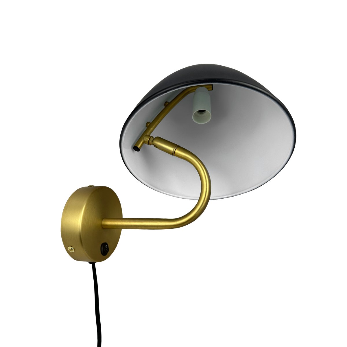Oulu Ø20 Messing wandlampe Von Dyberg Larsen - Der Kontrast zwischen der tiefschwarzen Farbe und den eleganten Messingdetails erzeugt einen eleganten Ausdruck.