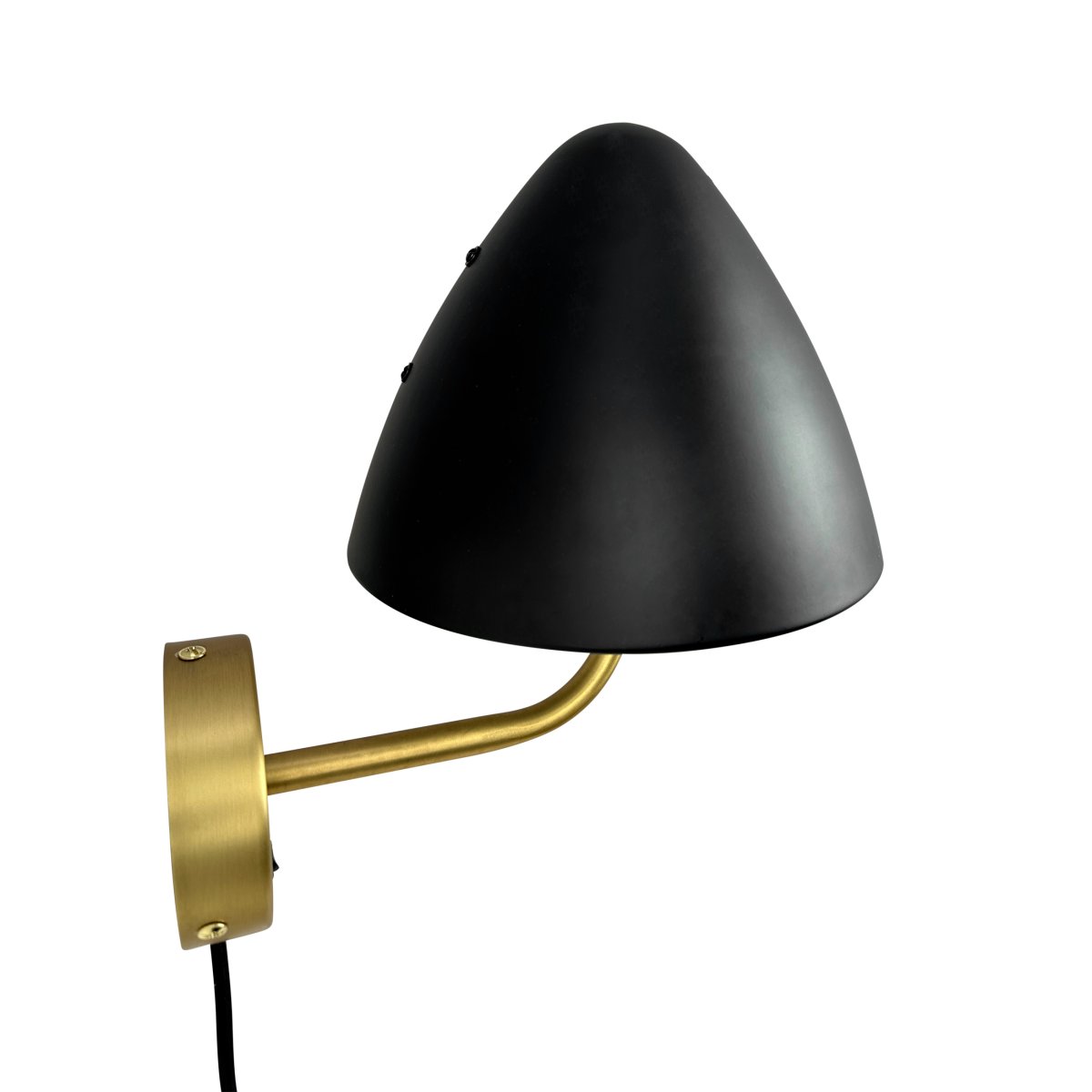 Oulu Ø20 Messing wandlampe Von Dyberg Larsen - Der Kontrast zwischen der tiefschwarzen Farbe und den eleganten Messingdetails erzeugt einen eleganten Ausdruck.