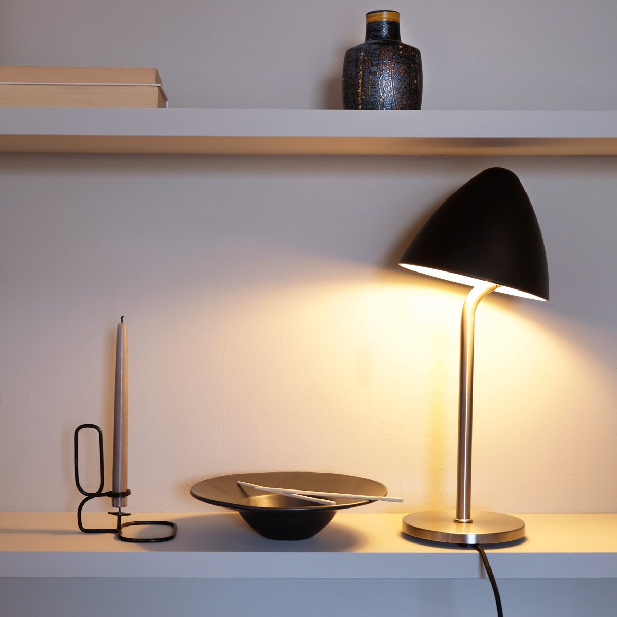 Oulu 47cm Schwarz tischlampe Von Dyberg Larsen - Die Lampe verleiht Ihrem Zuhause eine moderne und stilvolle Note, wobei der Kontrast zwischen der tiefschwarzen Farbe und dem gebürsteten Stahl einen zeitlosen Ausdruck erzeugt.