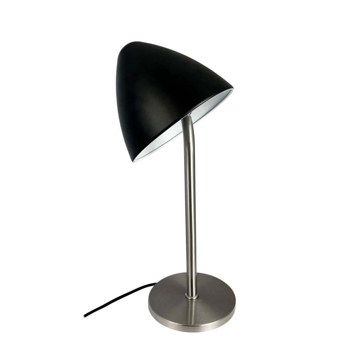 Oulu 47cm Schwarz tischlampe Von Dyberg Larsen - Die Lampe verleiht Ihrem Zuhause eine moderne und stilvolle Note, wobei der Kontrast zwischen der tiefschwarzen Farbe und dem gebürsteten Stahl einen zeitlosen Ausdruck erzeugt.