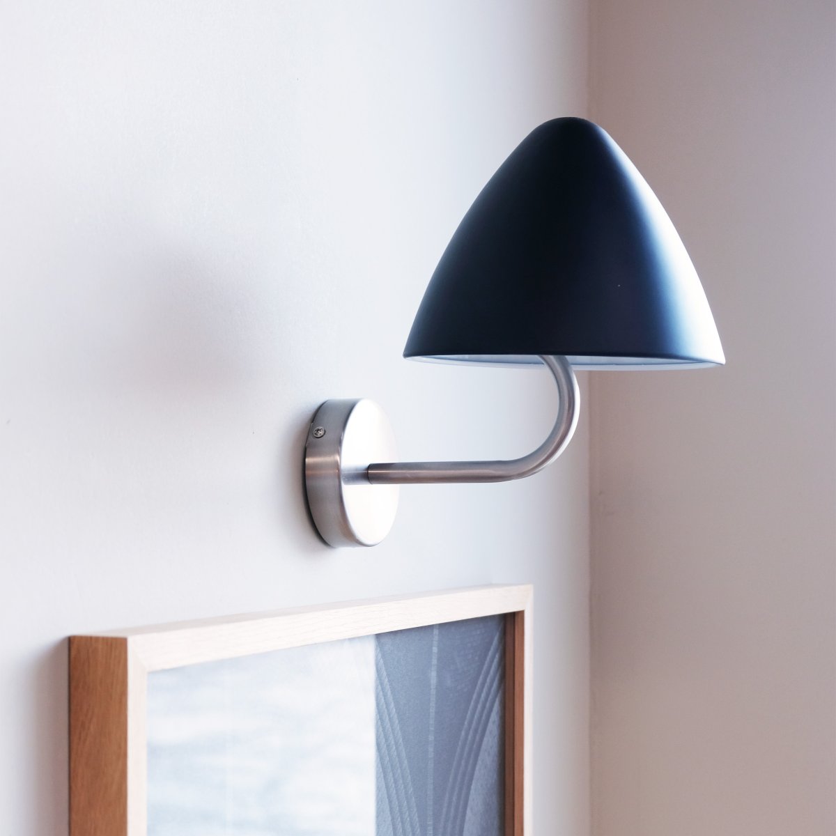 Oulu Ø20 Gebürsteter Stahl wandlampe Von Dyberg Larsen - Der Schirm ist verstellbar und ermöglicht es, das Licht einfach auszurichten und eine angenehme Atmosphäre zu schaffen.
