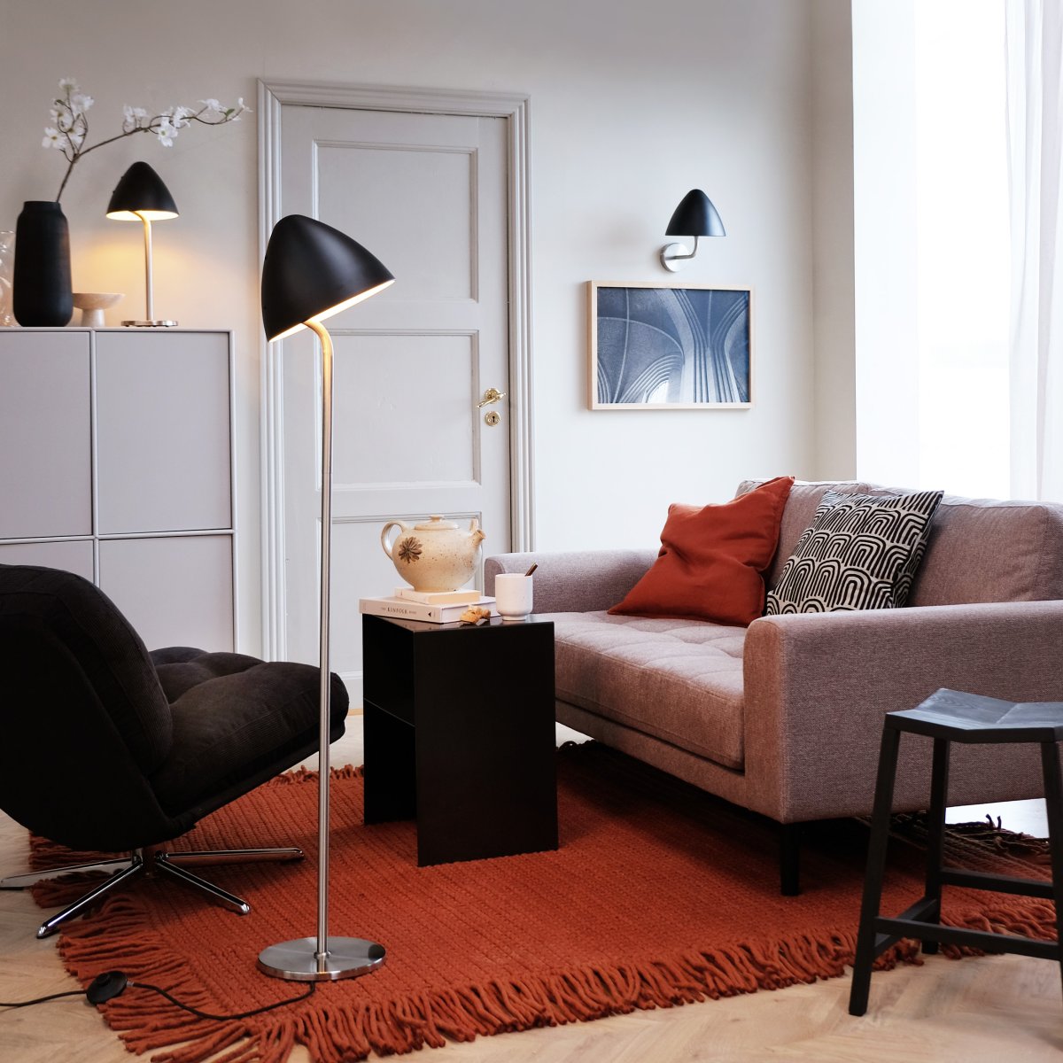 Oulu Ø20 Gebürsteter Stahl wandlampe Von Dyberg Larsen - Der Schirm ist verstellbar und ermöglicht es, das Licht einfach auszurichten und eine angenehme Atmosphäre zu schaffen.
