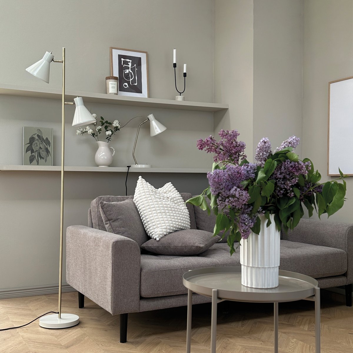 Sleep Glänzend weiß stehlampe Von Dyberg Larsen - Die wei&szlig;e Farbe verleiht der Lampe ein modernes und klares Aussehen, das zu verschiedenen Einrichtungsstilen passt, w&auml;hrend die antiken Messingdetails eine elegante Note verleihen.