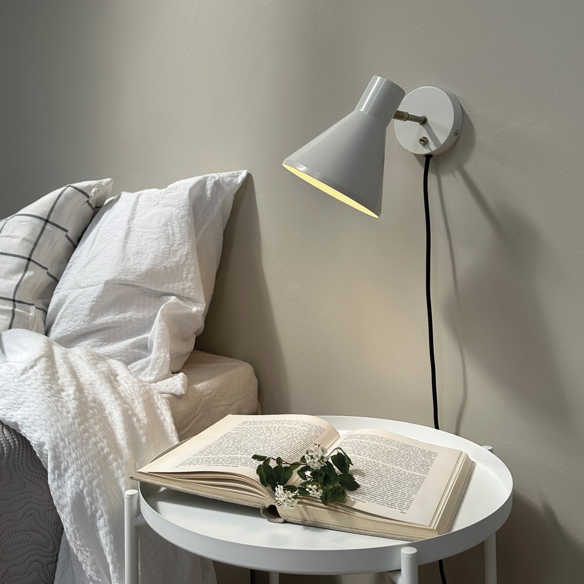 Sleep Glänzend weiß leselampe Von Dyberg Larsen - Die wei&szlig;e Farbe schafft eine saubere und ruhige Atmosph&auml;re, w&auml;hrend die antiken Messingdetails f&uuml;r ein zus&auml;tzliches Ma&szlig; an Eleganz sorgen.