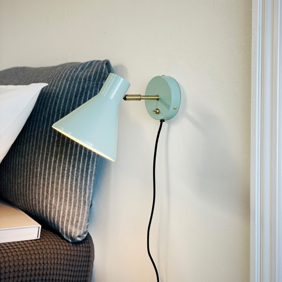 Sleep Glänzende Minze leselampe Von Dyberg Larsen - Die mintgr&uuml;ne Farbe schafft eine sch&ouml;ne Atmosph&auml;re, w&auml;hrend die antiken Messingdetails f&uuml;r ein zus&auml;tzliches Ma&szlig; an Eleganz sorgen.