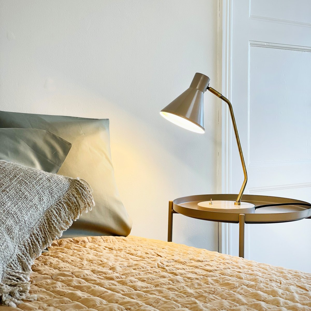 Sleep 43cm Glänzendes Beige schreibtischlampe Von Dyberg Larsen - Diese Tischleuchte vereint schlichte Linien und Funktion, um ein beruhigendes und angenehmes Licht in Ihrer Umgebung zu erzeugen.