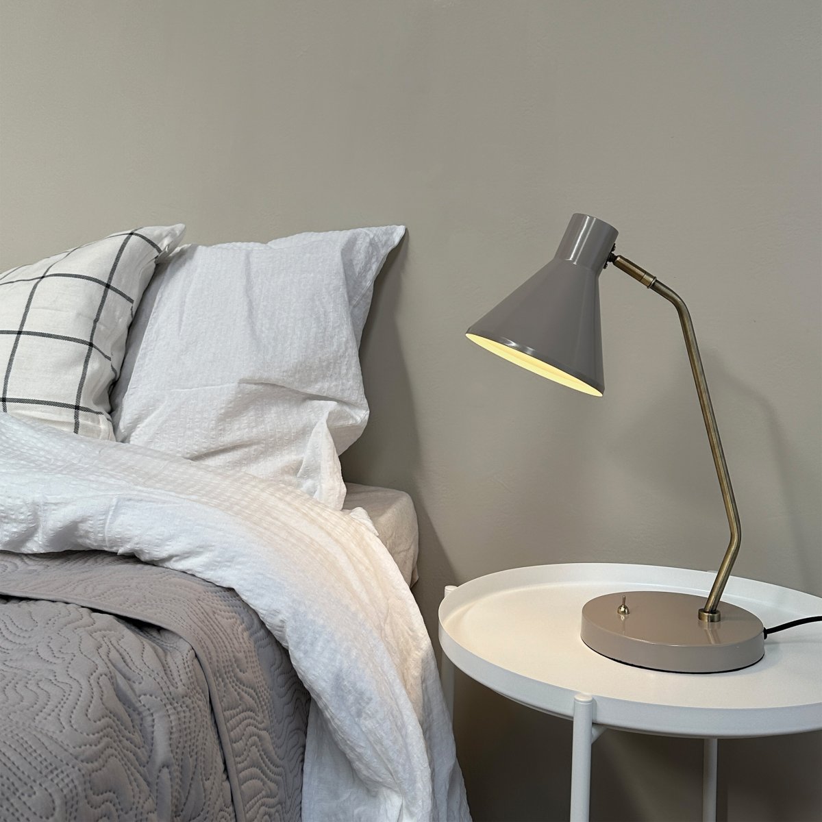 Sleep 43cm Glänzendes Beige schreibtischlampe Von Dyberg Larsen - Diese Tischleuchte vereint schlichte Linien und Funktion, um ein beruhigendes und angenehmes Licht in Ihrer Umgebung zu erzeugen.