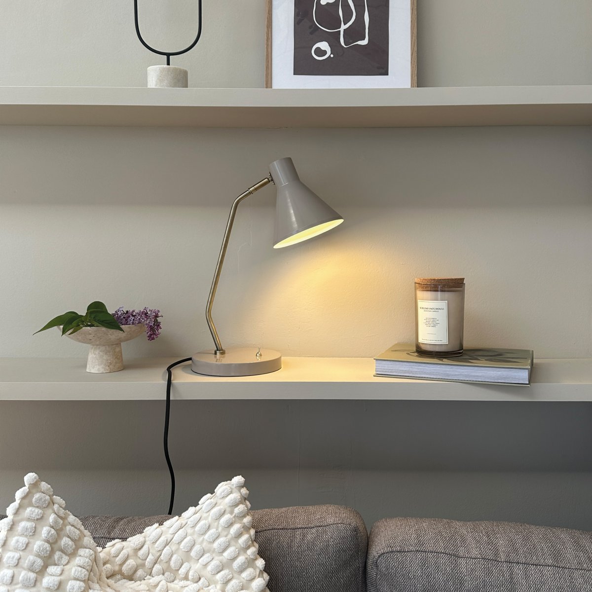 Sleep 43cm Glänzendes Beige schreibtischlampe Von Dyberg Larsen - Diese Tischleuchte vereint schlichte Linien und Funktion, um ein beruhigendes und angenehmes Licht in Ihrer Umgebung zu erzeugen.