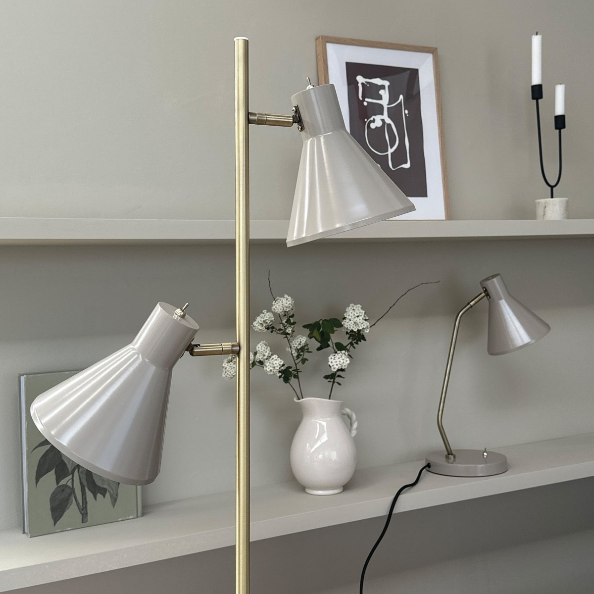 Sleep Glänzendes Beige stehlampe Von Dyberg Larsen - Die beige Farbe verleiht der Lampe ein modernes und klares Aussehen, das zu verschiedenen Einrichtungsstilen passt, w&auml;hrend die antiken Messingdetails eine elegante Note verleihen.