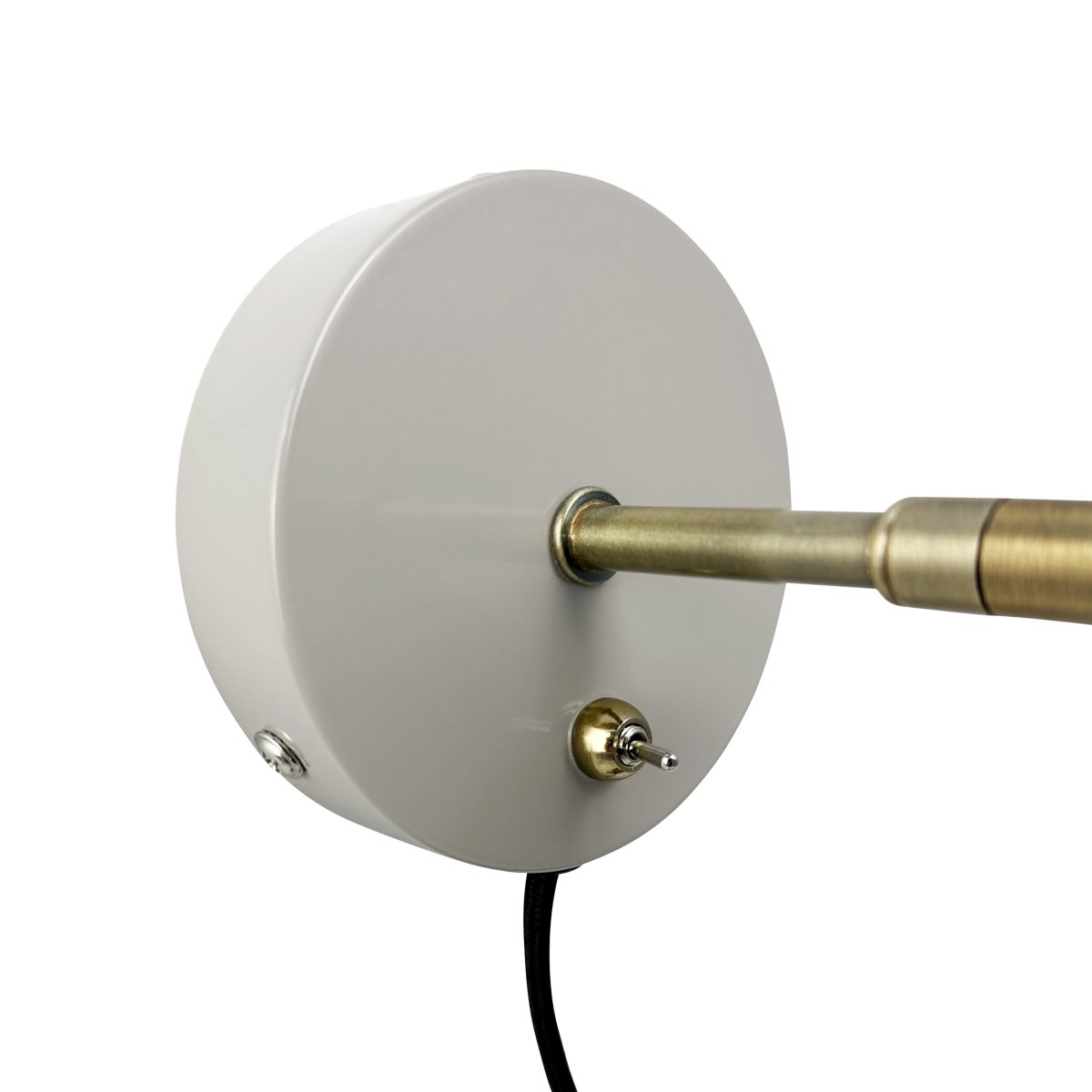 Sleep Glänzendes Beige leselampe Von Dyberg Larsen - Die beige Farbe schafft eine saubere und ruhige Atmosph&auml;re, w&auml;hrend die antiken Messingdetails f&uuml;r ein zus&auml;tzliches Ma&szlig; an Eleganz sorgen.